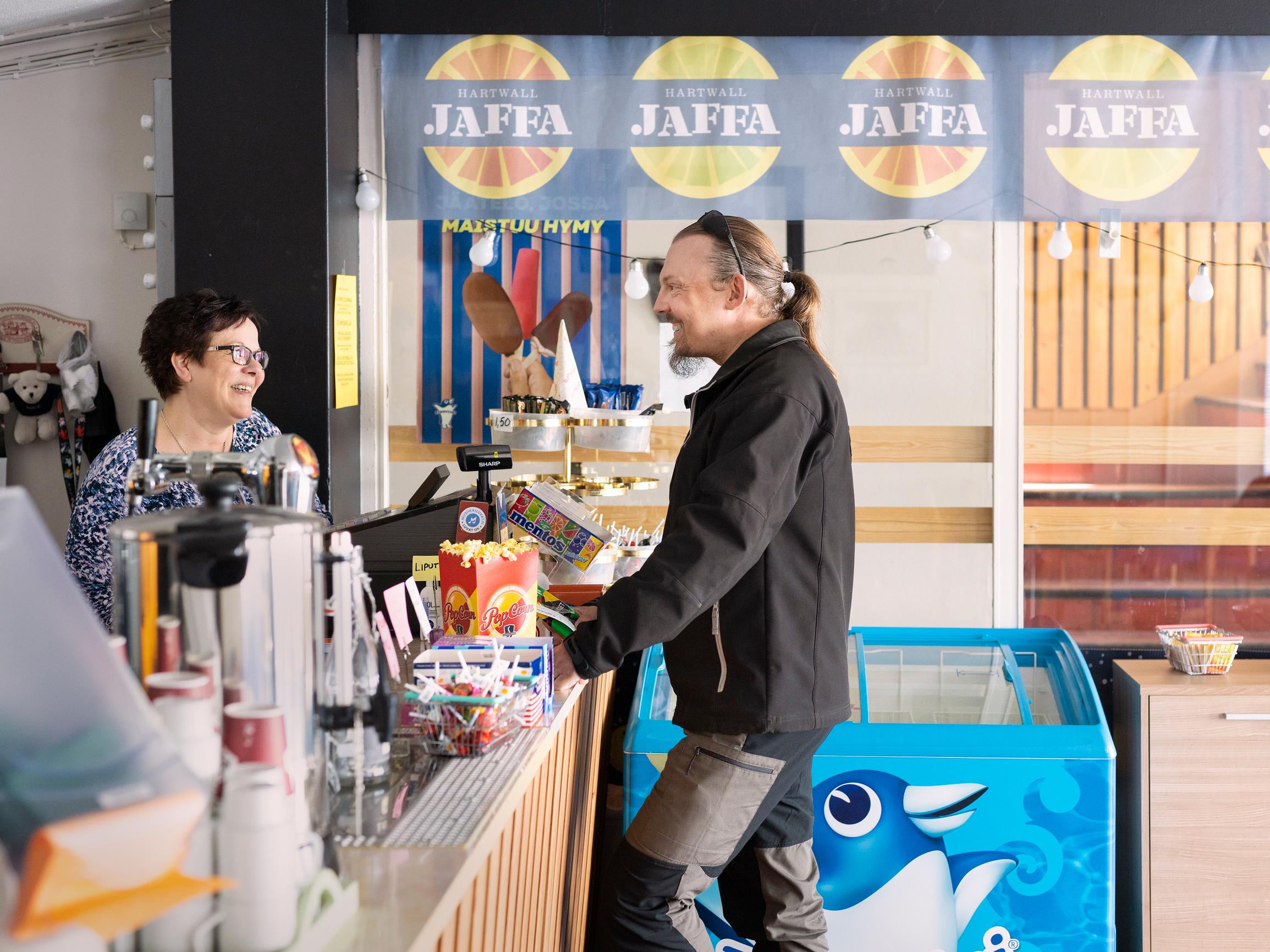 Sodankylässä elokuvateatterissa tavataan tuttuja ja rakastutaan – ”Joskus tuntuu, että tämän pyörittäminen on vain kallis harrastus”