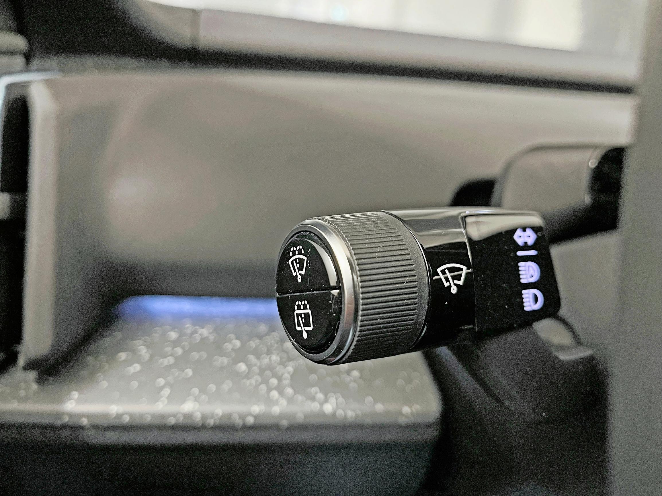 Volvo EX30:n vasemmalla viiksellä hoidellaan valot, vilkut ja pissapoika.