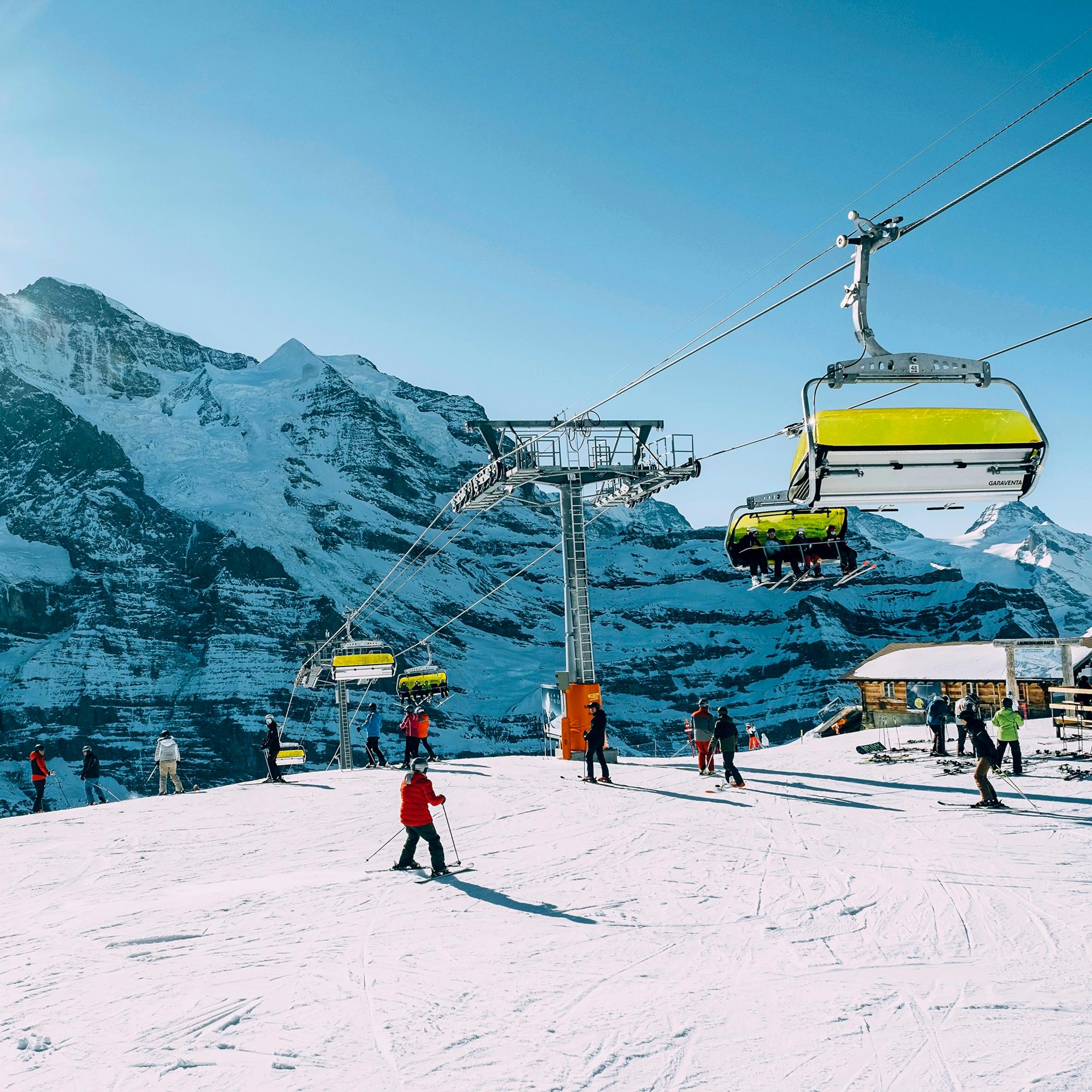 Sveitsin Grindelwald tarjoaa vuorimaisemia, herkuttelua ja hauskoja laskuelämyksiä – ja hurjan maailmancup-rinteen
