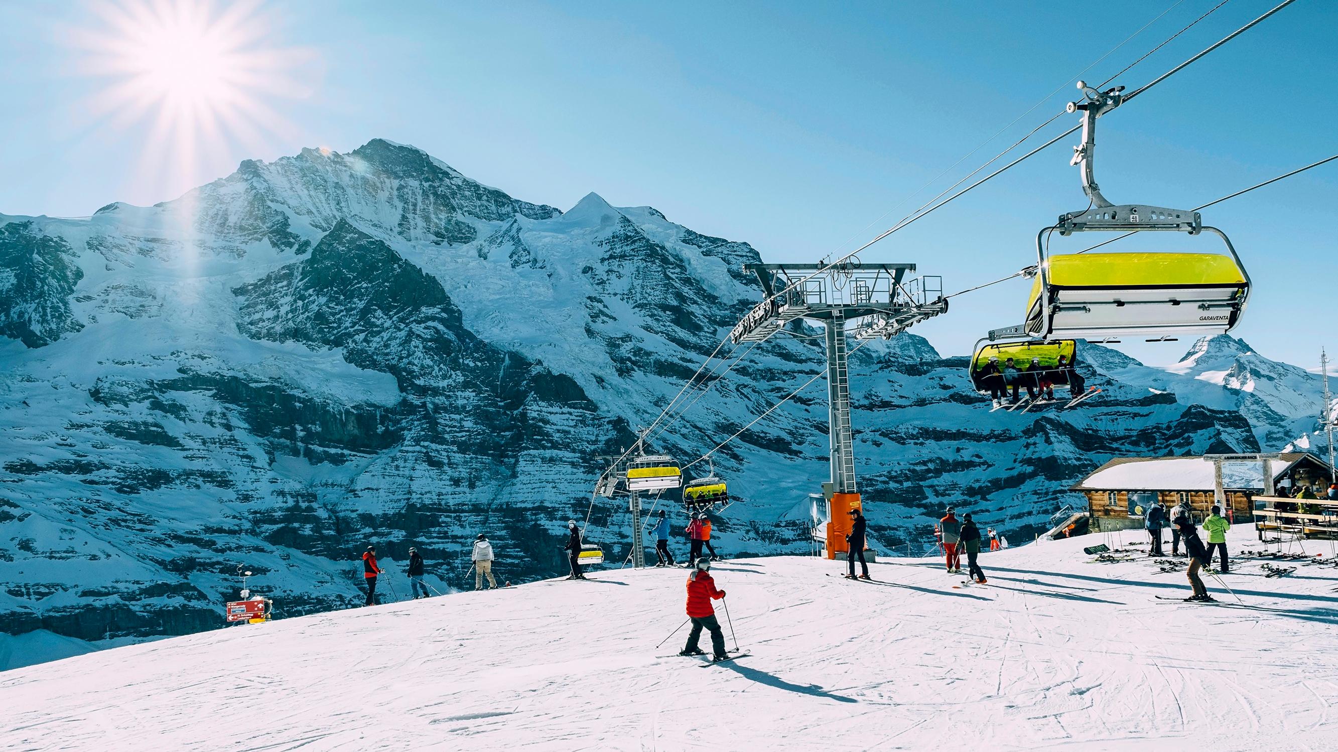 Sveitsin Grindelwald tarjoaa vuorimaisemia, herkuttelua ja hauskoja laskuelämyksiä – ja hurjan maailmancup-rinteen