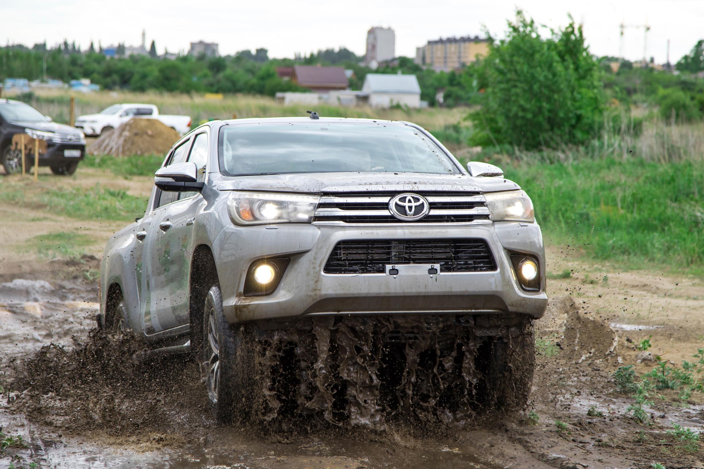 Toyota Hilux -pick-up on sissien, salakuljettajien ja rauhanturvaajien ykkösvalinta kovaan ajoon. Toimii yhtä hyvin Kongossa kuin Suomen Lapissakin.