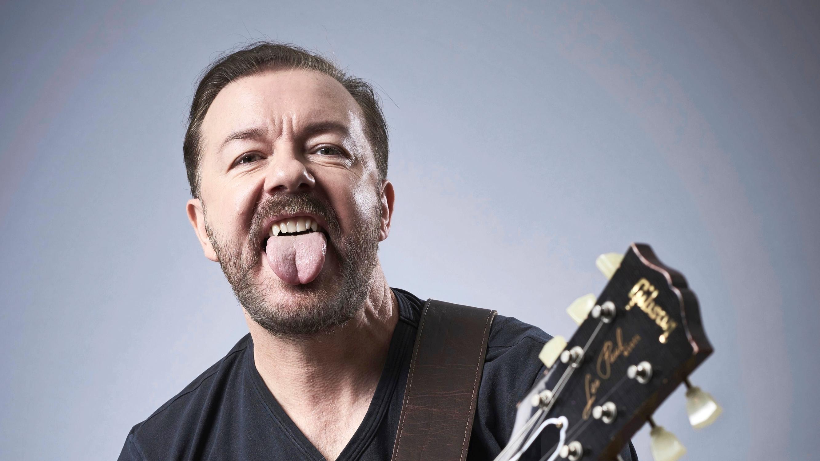 Rikinkatkuinen Ricky Gervais – 40 vuoden rakkaussuhde inspiroi rääväsuista koomikkoa: "Kinastelen keskenäni"