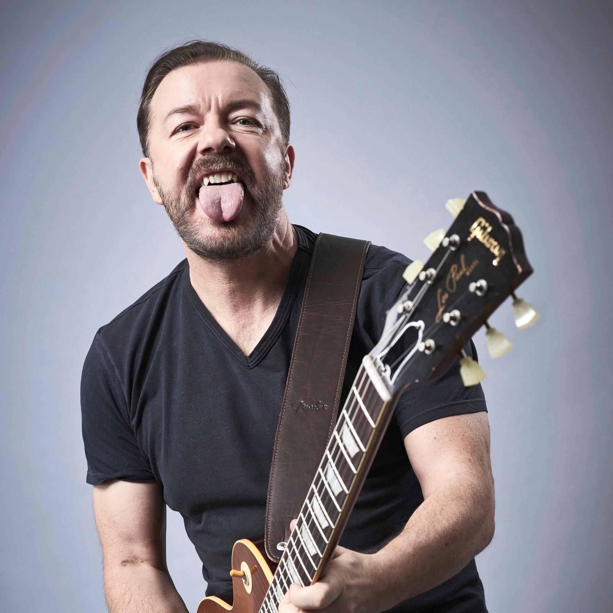 Rikinkatkuinen Ricky Gervais – 40 vuoden rakkaussuhde inspiroi rääväsuista koomikkoa: "Kinastelen keskenäni"