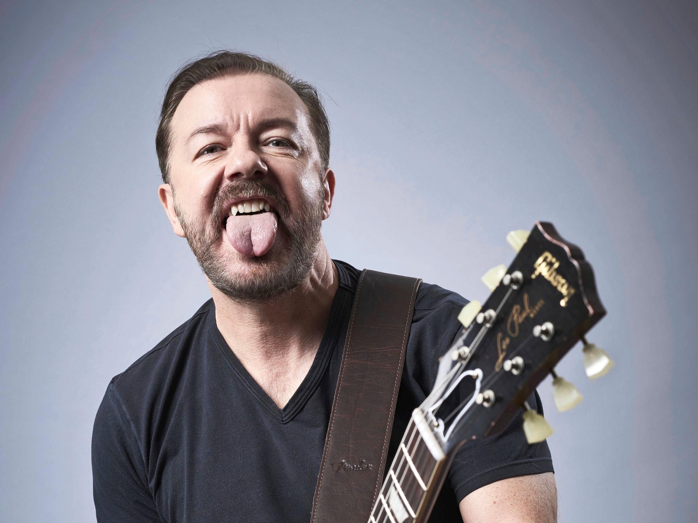 Rikinkatkuinen Ricky Gervais – 40 vuoden rakkaussuhde inspiroi rääväsuista koomikkoa: "Kinastelen keskenäni"