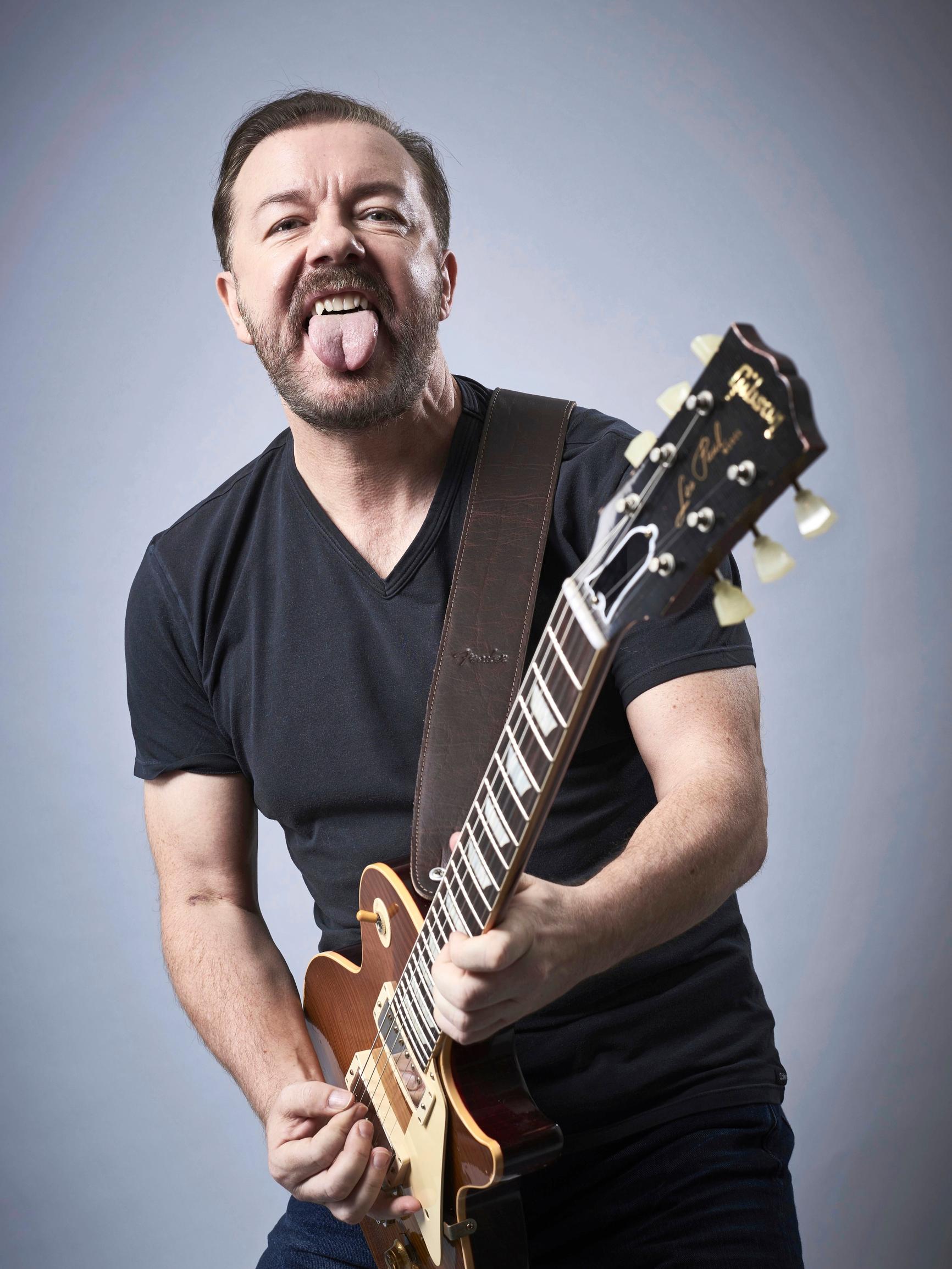 Rikinkatkuinen Ricky Gervais – 40 vuoden rakkaussuhde inspiroi rääväsuista koomikkoa: "Kinastelen keskenäni"