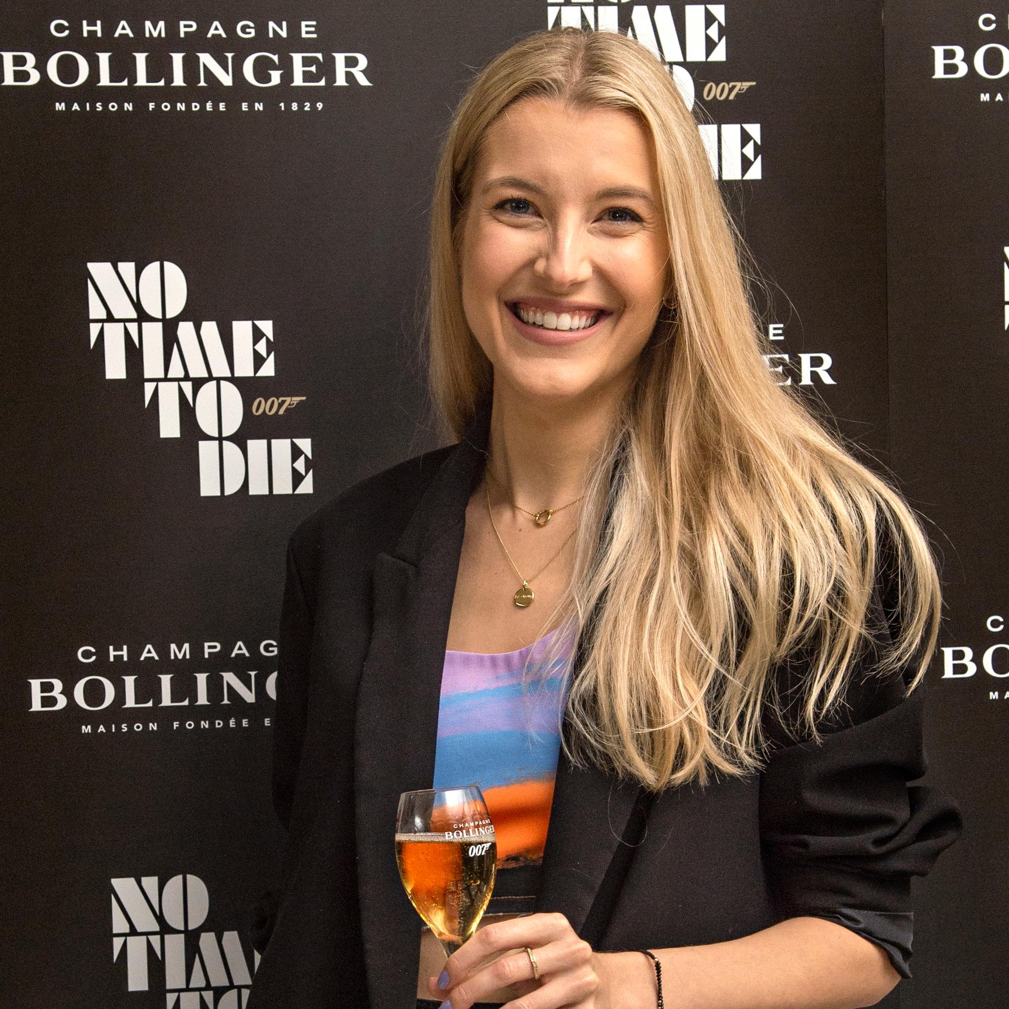 Huuhkajien kapteeni Tim Sparvin puoliso Jitka Novackova: "Kotini on sekä Prahassa että Helsingissä ja pidän kummastakin"