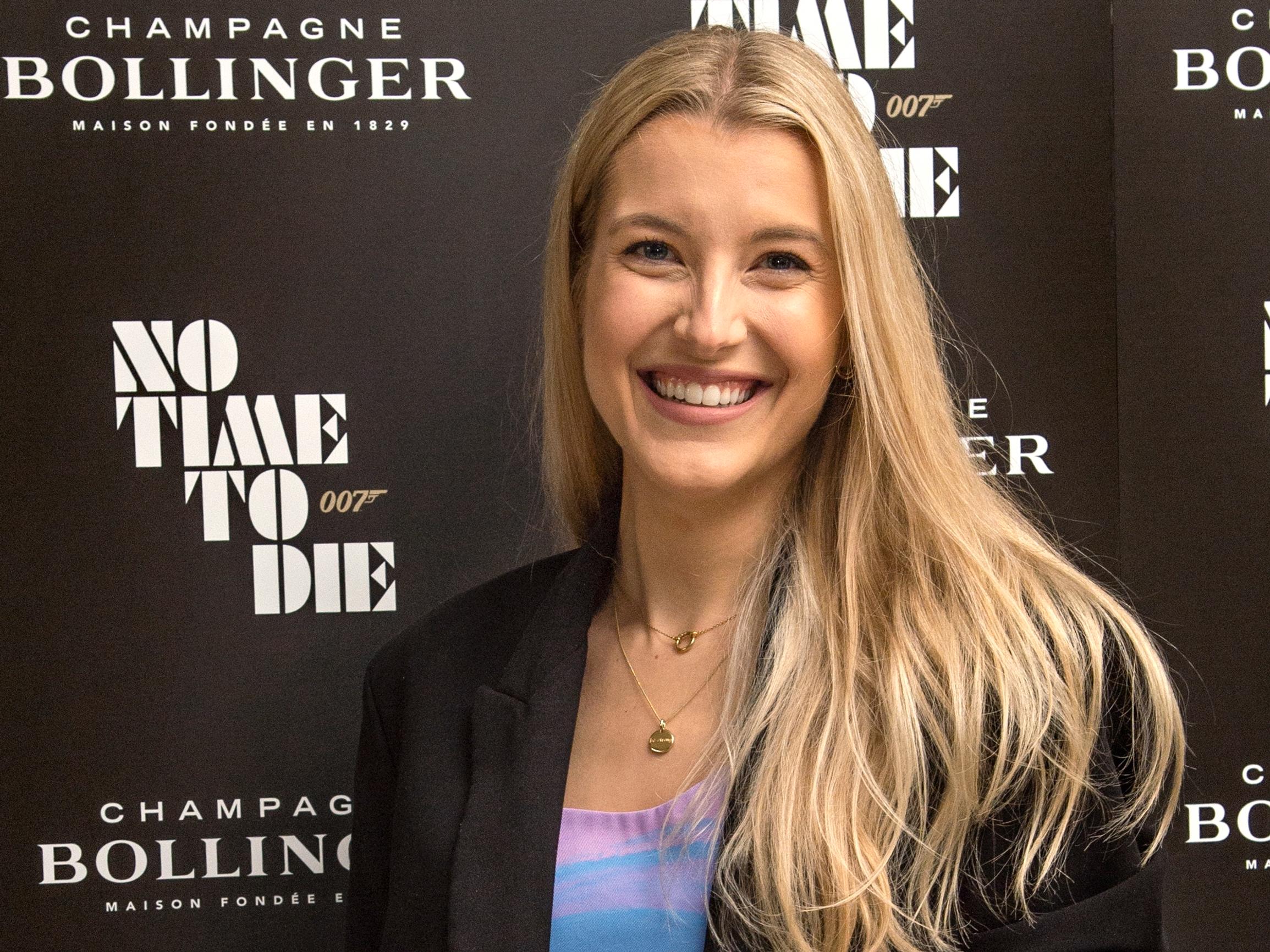 Huuhkajien kapteeni Tim Sparvin puoliso Jitka Novackova: "Kotini on sekä Prahassa että Helsingissä ja pidän kummastakin"