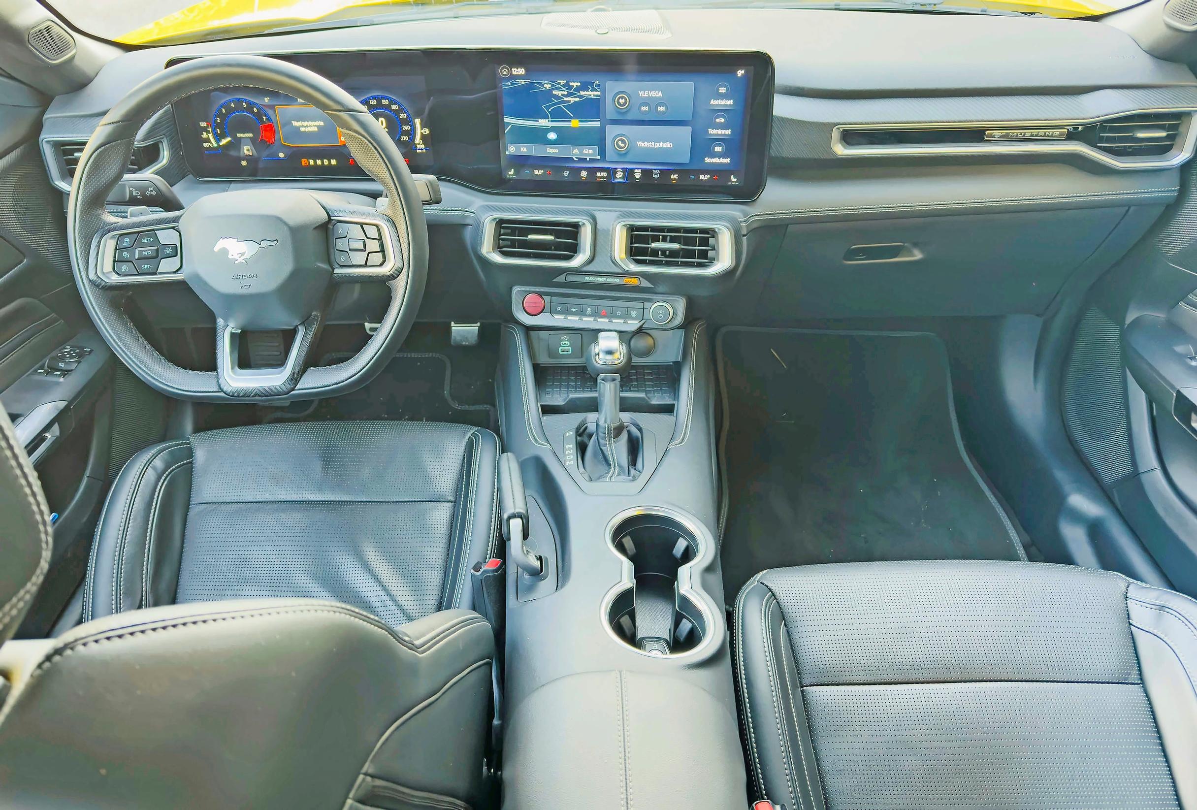 Ford Mustangin kojelauta on tyylikäs ja täynnä erilaista informaatiota.