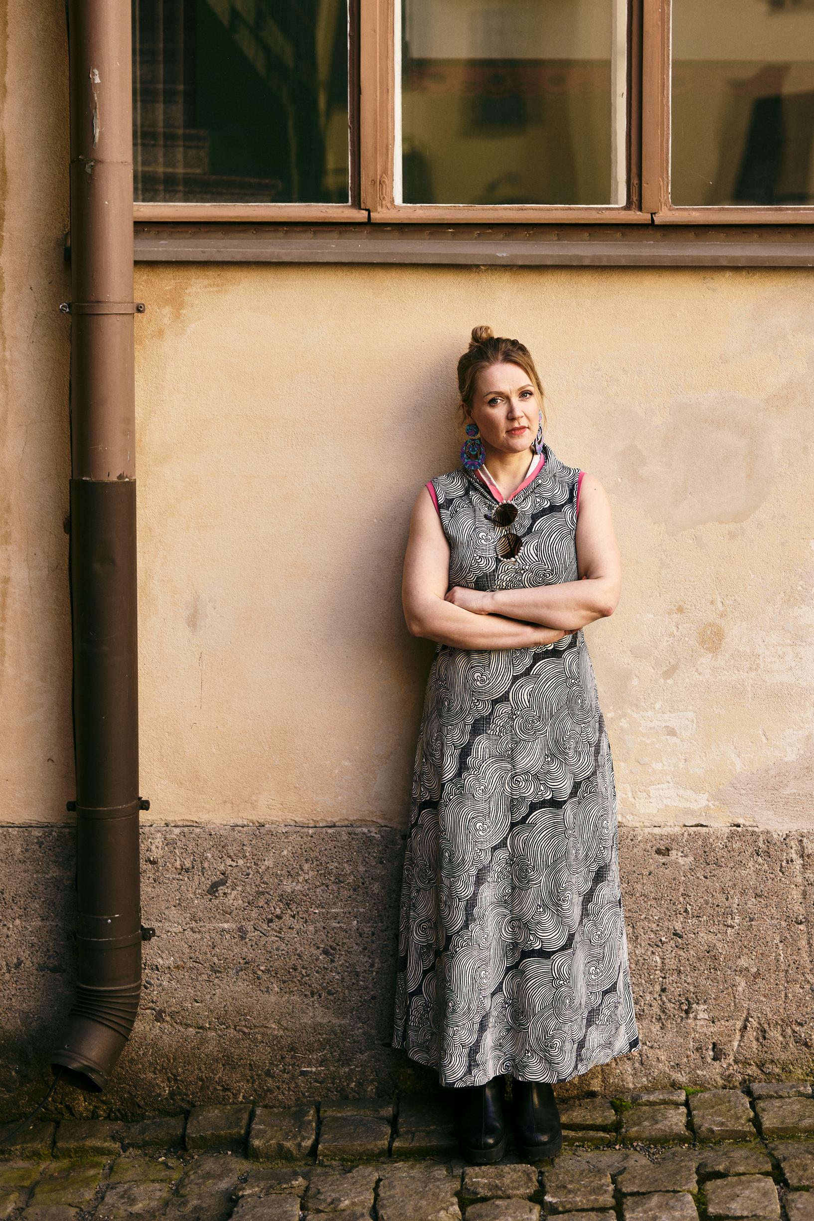 Maija Kauhanen seisoo työhuoneensa edustalla Helsingin Kruununhaassa.