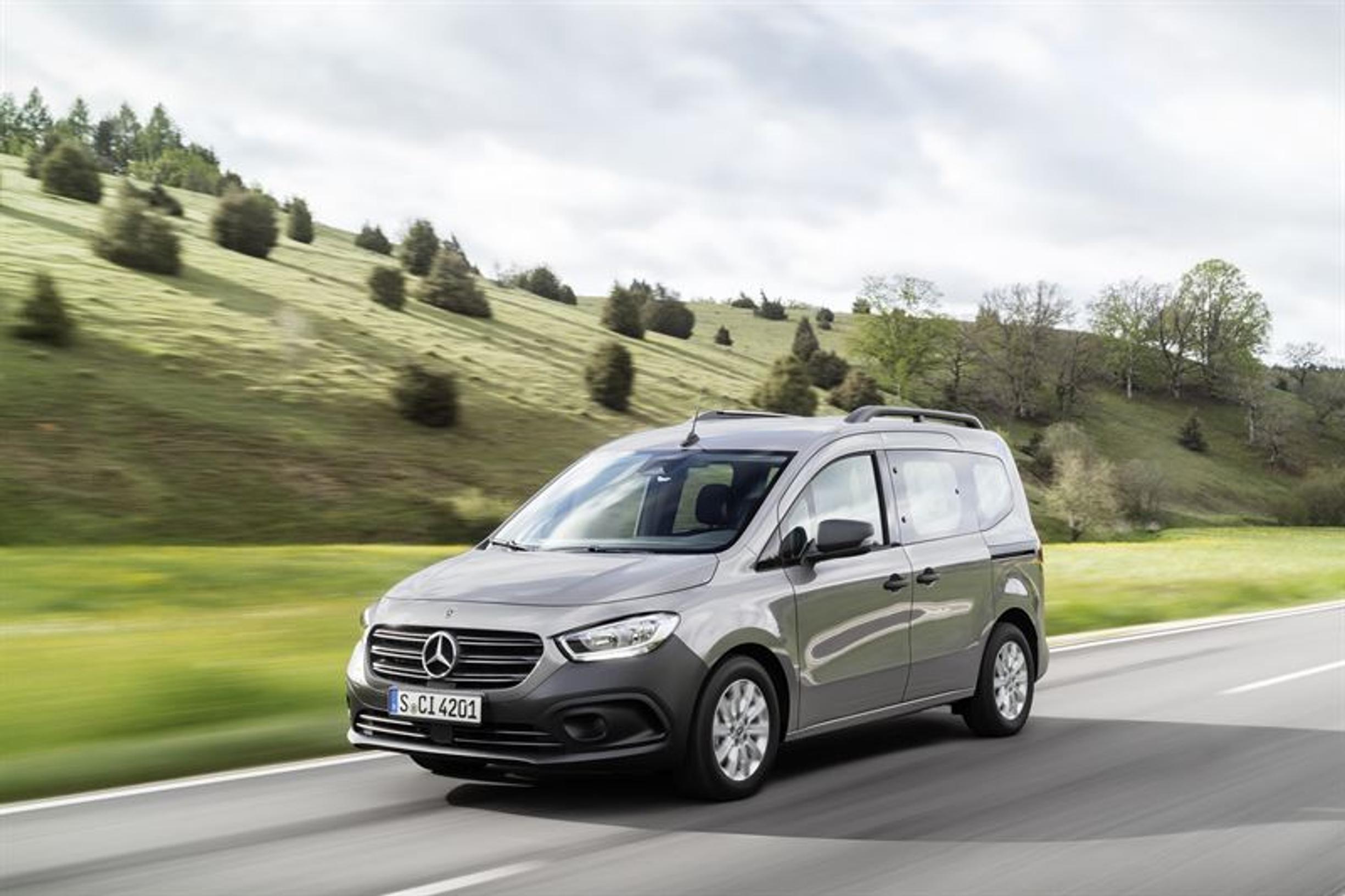 Mercedes Citan - tila-auto ja pakettiauto samassa kuoressa