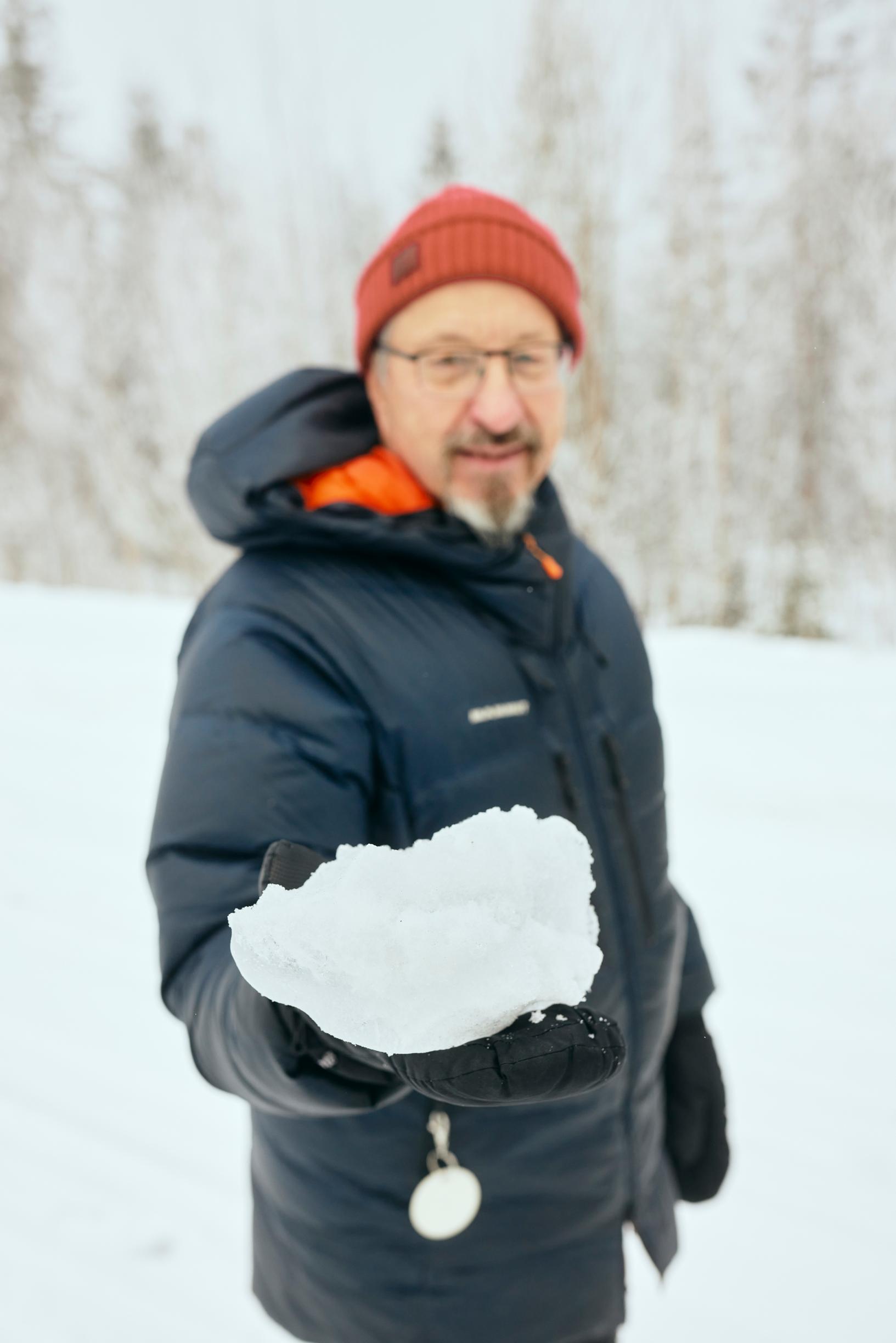 Jyrki Koskinen esittelee voimalan lavasta singonnutta jäälohkaretta.