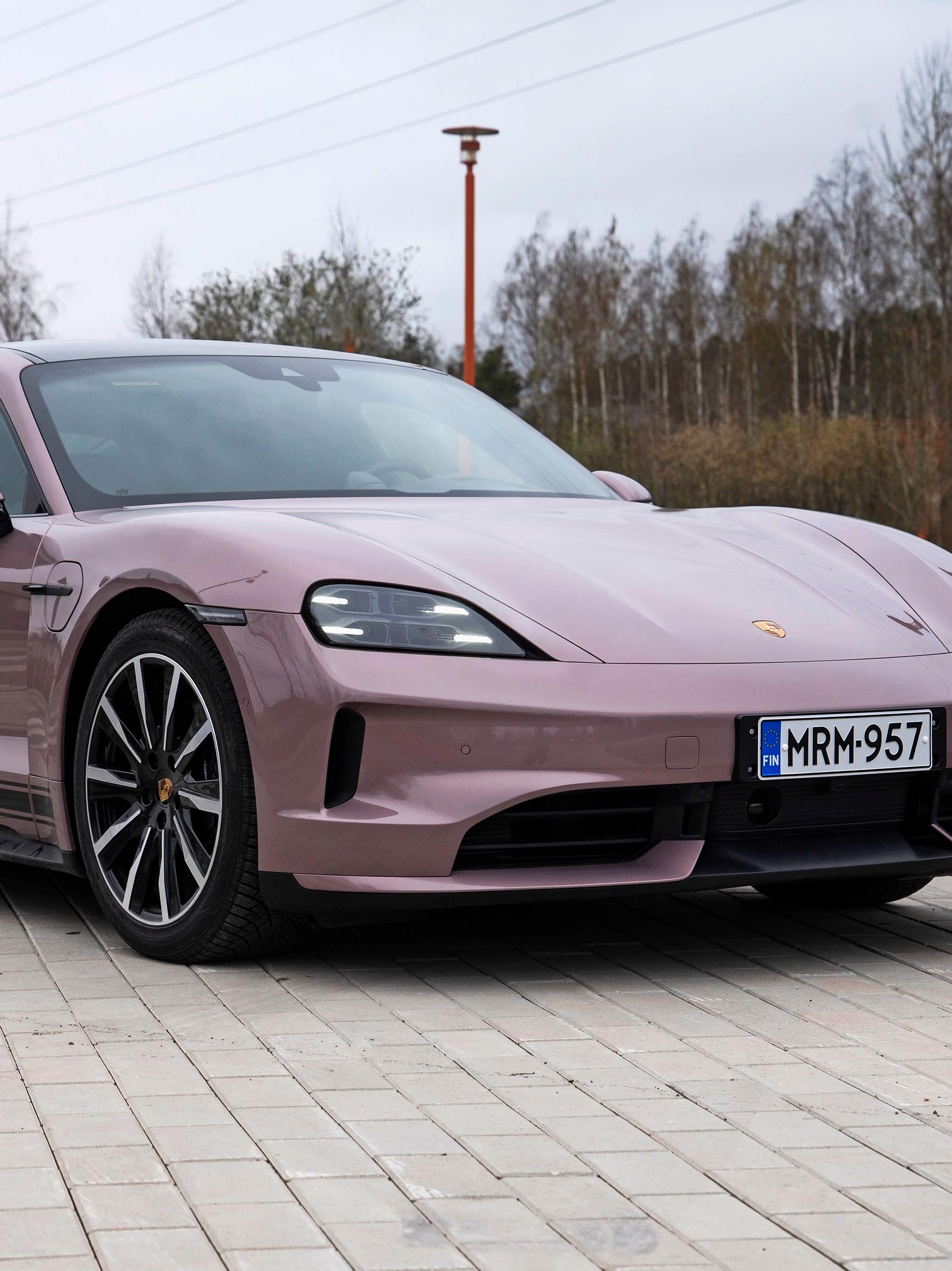 Porsche Taycan – Yhdenlaisella perheautolla luksusta voimakkaaseen arkeen asiallisen asunnon hinnalla