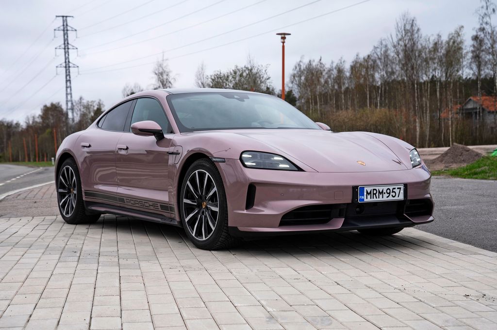 Porsche Taycan – Yhdenlaisella perheautolla luksusta voimakkaaseen arkeen asiallisen asunnon hinnalla