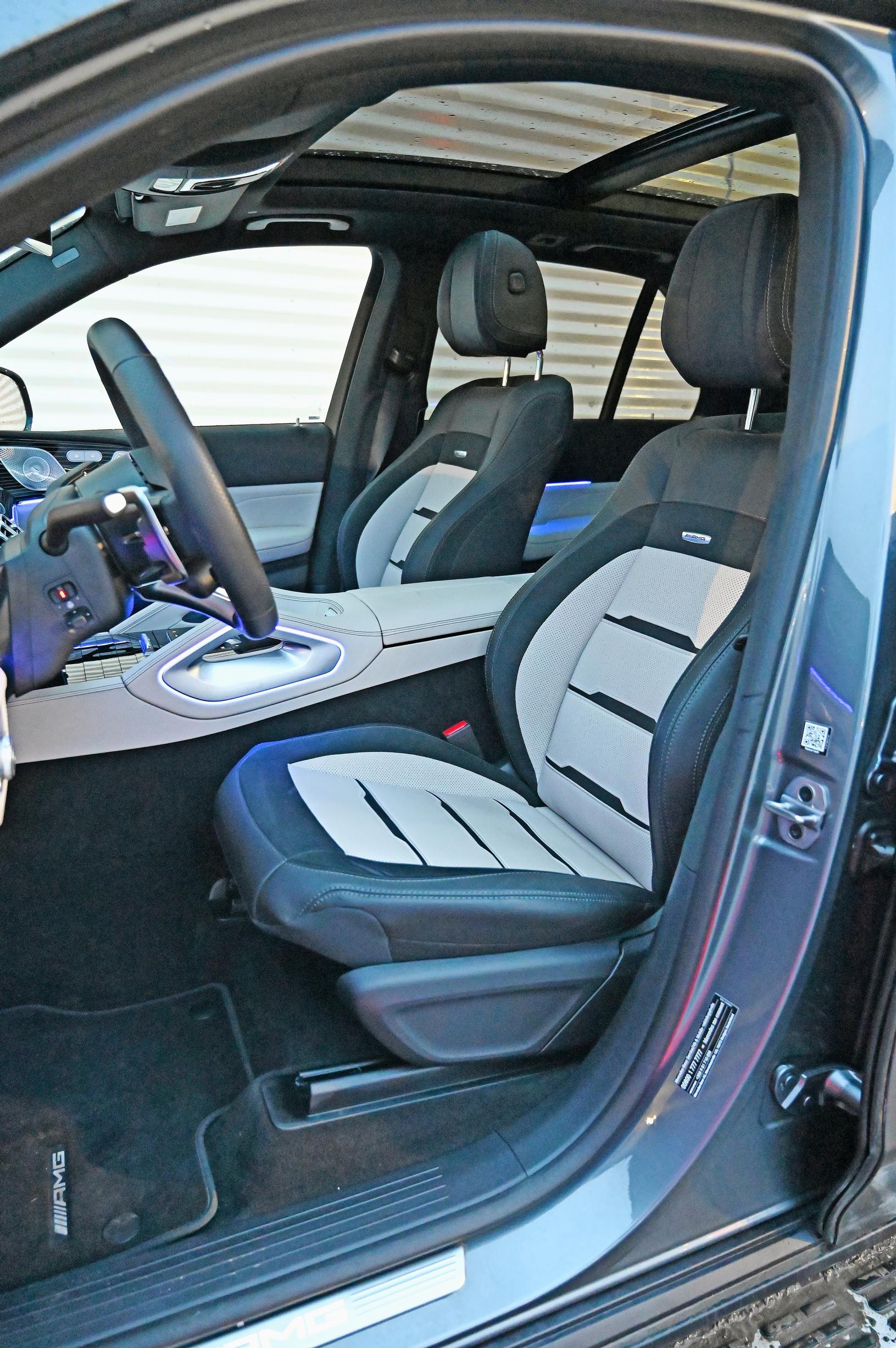 Mercedes-AMG GLE 53 e:n ylelliset etutilat tarjoavat erinomaisen ajoergonomian. Etuistuimet tukevat etenkin selkää hyvin, eivätkä sähkösäädöt juuri jätä toivomisen varaa.
