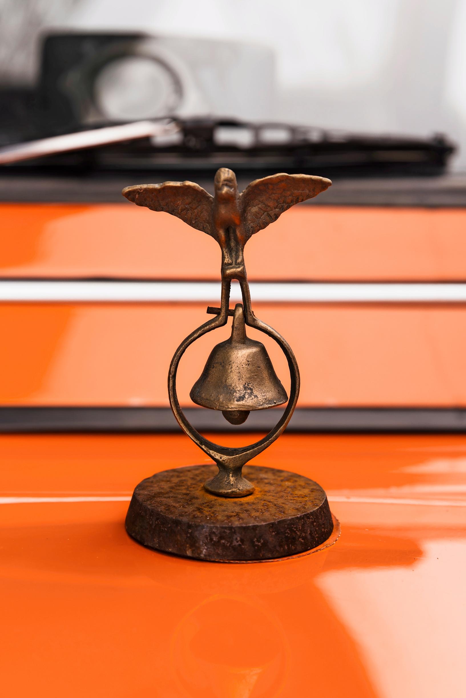 Citroën 2 CV:n uniikki keulamaskotti pysyy paikallaan magneetin avulla.