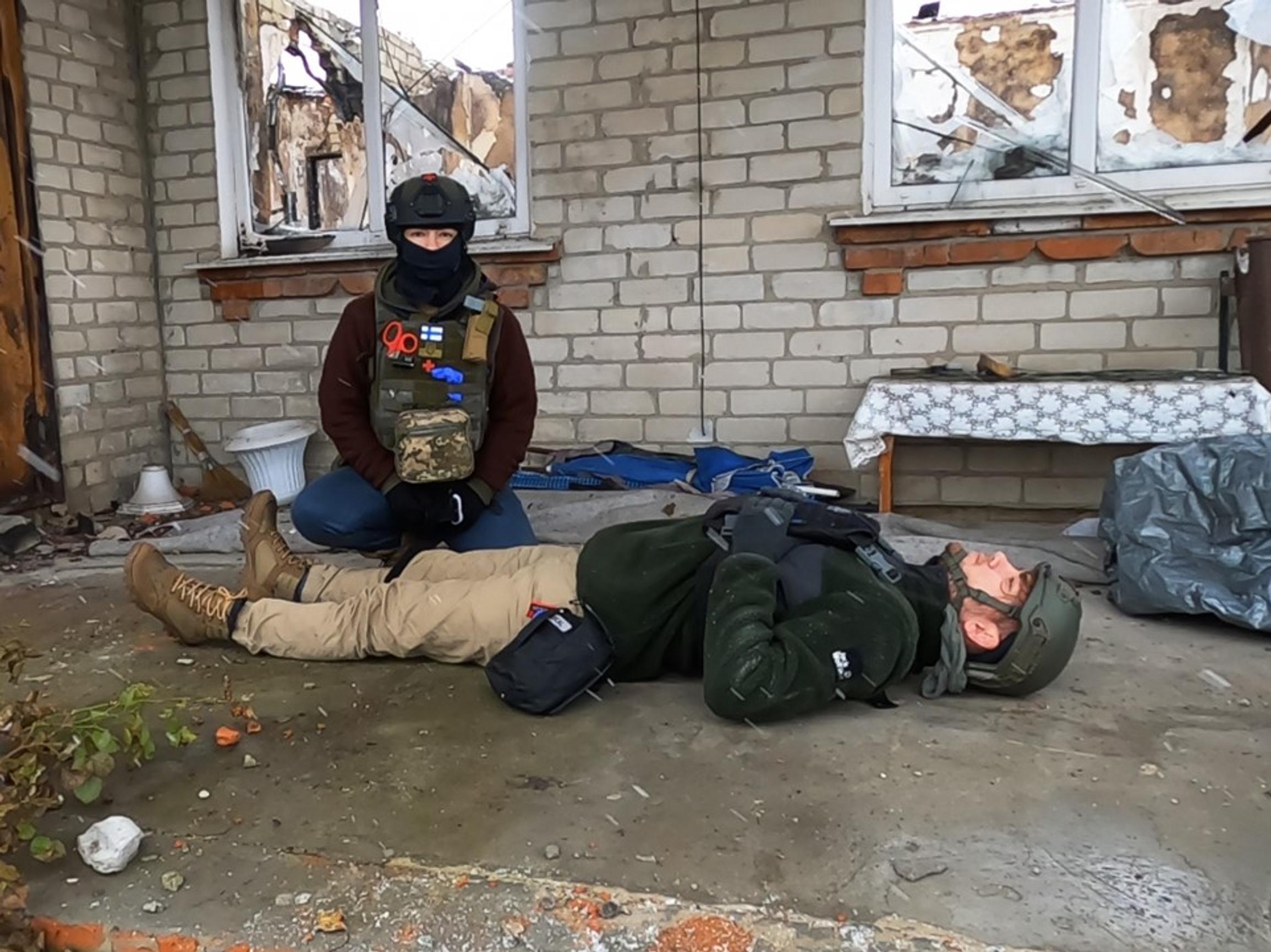 Ukrainan traumat raskaita myös kokeneen avustustyöntekijän mielenterveydelle: ”Terapia on ollut todella tärkeä asia jaksamiseni kannalta”