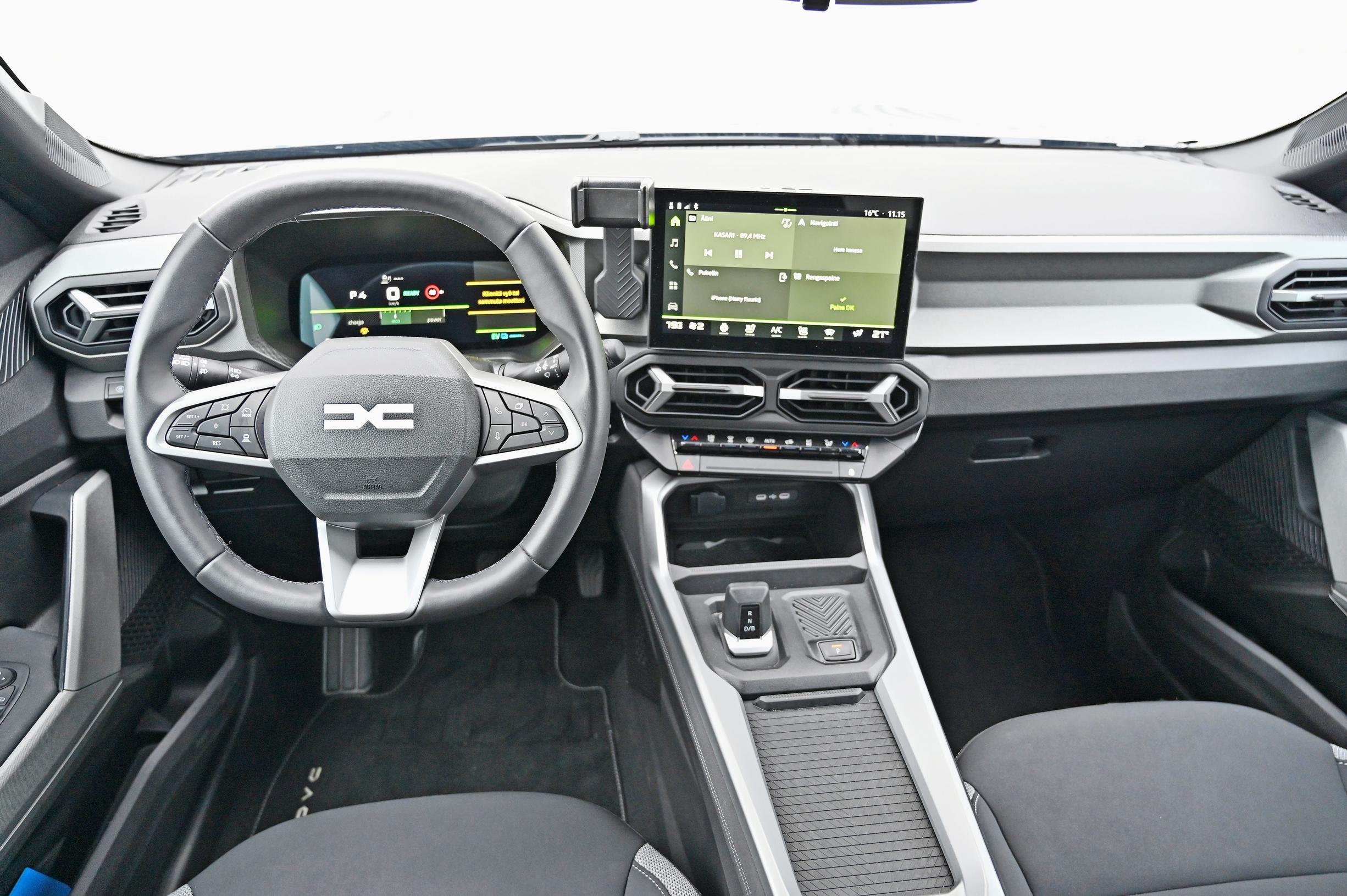 Dacia Bigsterin paksukehäinen ohjauspyörä säätyy mallikkaasti korkeus- ja syvyyssuunnassa. Kookas kosketusnäyttö on käännetty hieman kohti kuljettajaa, mikä on vain hyvä juttu. Keskikonsolissa on hyvin tilaa erilaiselle pikkutavaralle ja kännykälle. Vaihdevalitsin on Renaulteista tuttu.