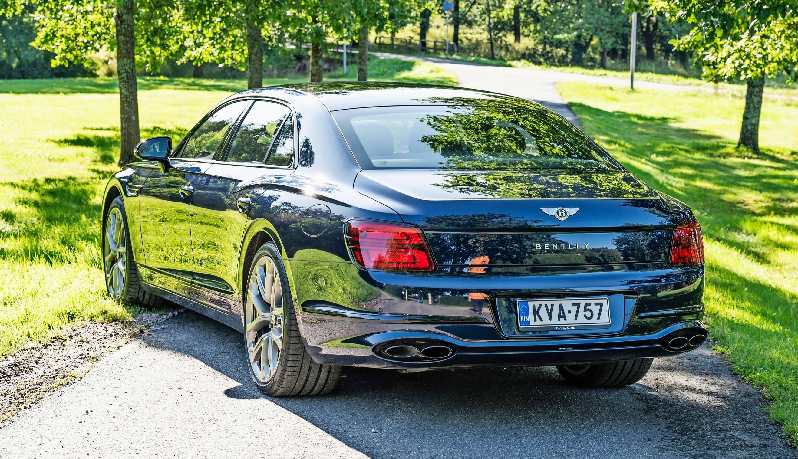 Bentley Flying Spur Hybrid S eroaa ulkoisesti perusversiosta vain etulokasuojan alaosan Hybrid-merkistä, neljästä ovaalin muotoisesta pakoputkesta ja takalokasuojan latausluukusta.