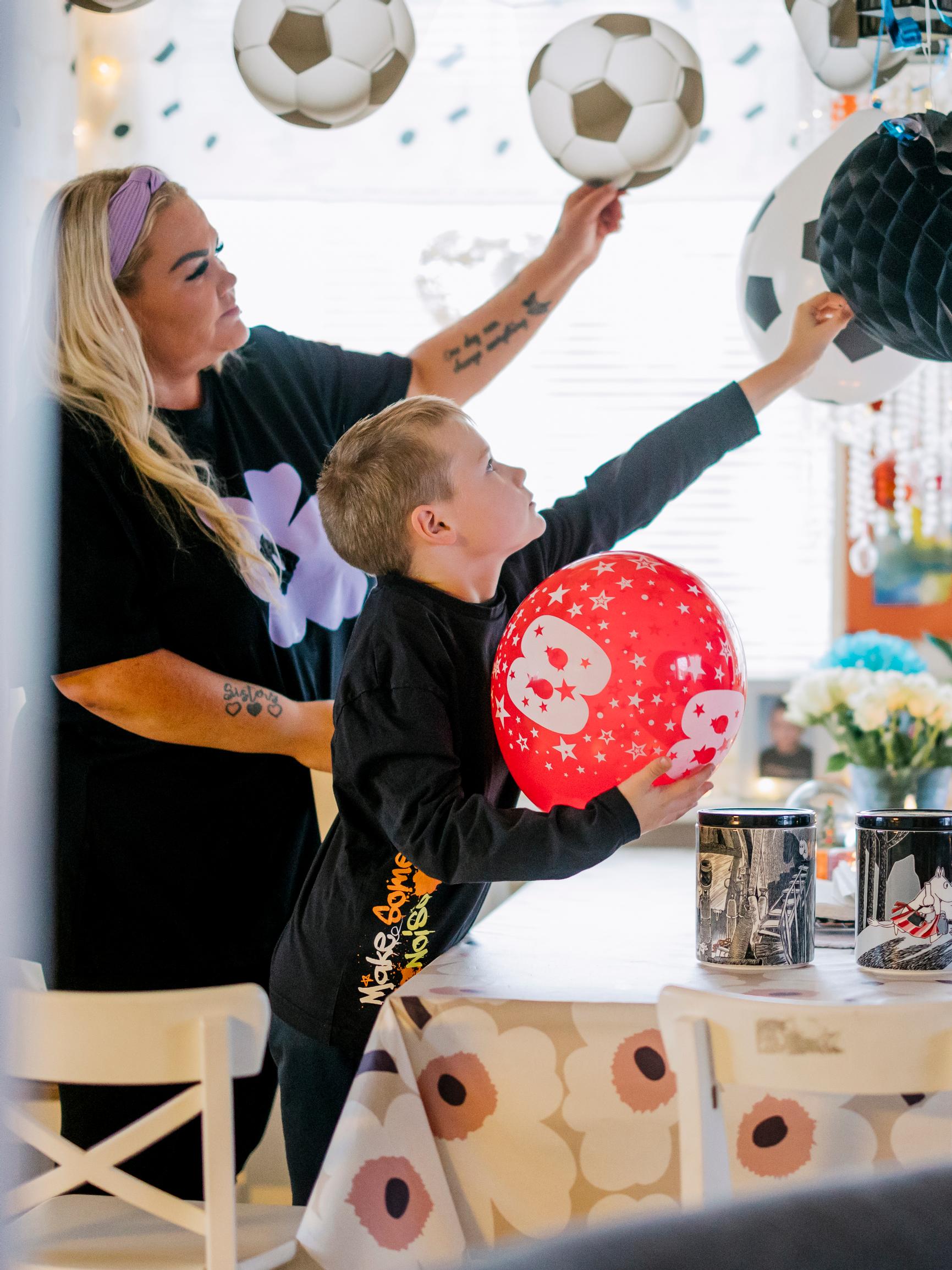Henna Vuorenmaan käteen on tatuoitu päivämäärä 9.3. – Se on lasten isän kuolinpäivä ja päivä, jolloin Henna sai tietää sairastavansa ALSia