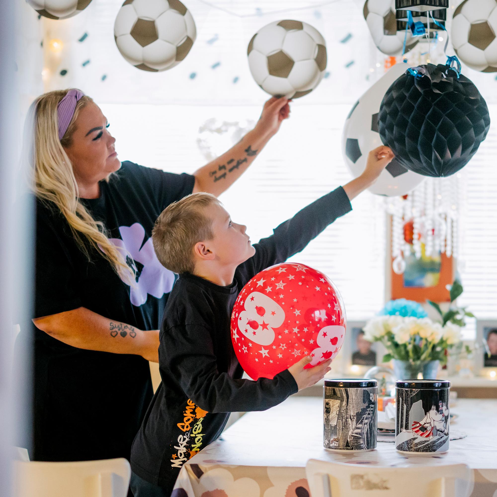 Henna Vuorenmaan käteen on tatuoitu päivämäärä 9.3. – Se on lasten isän kuolinpäivä ja päivä, jolloin Henna sai tietää sairastavansa ALSia