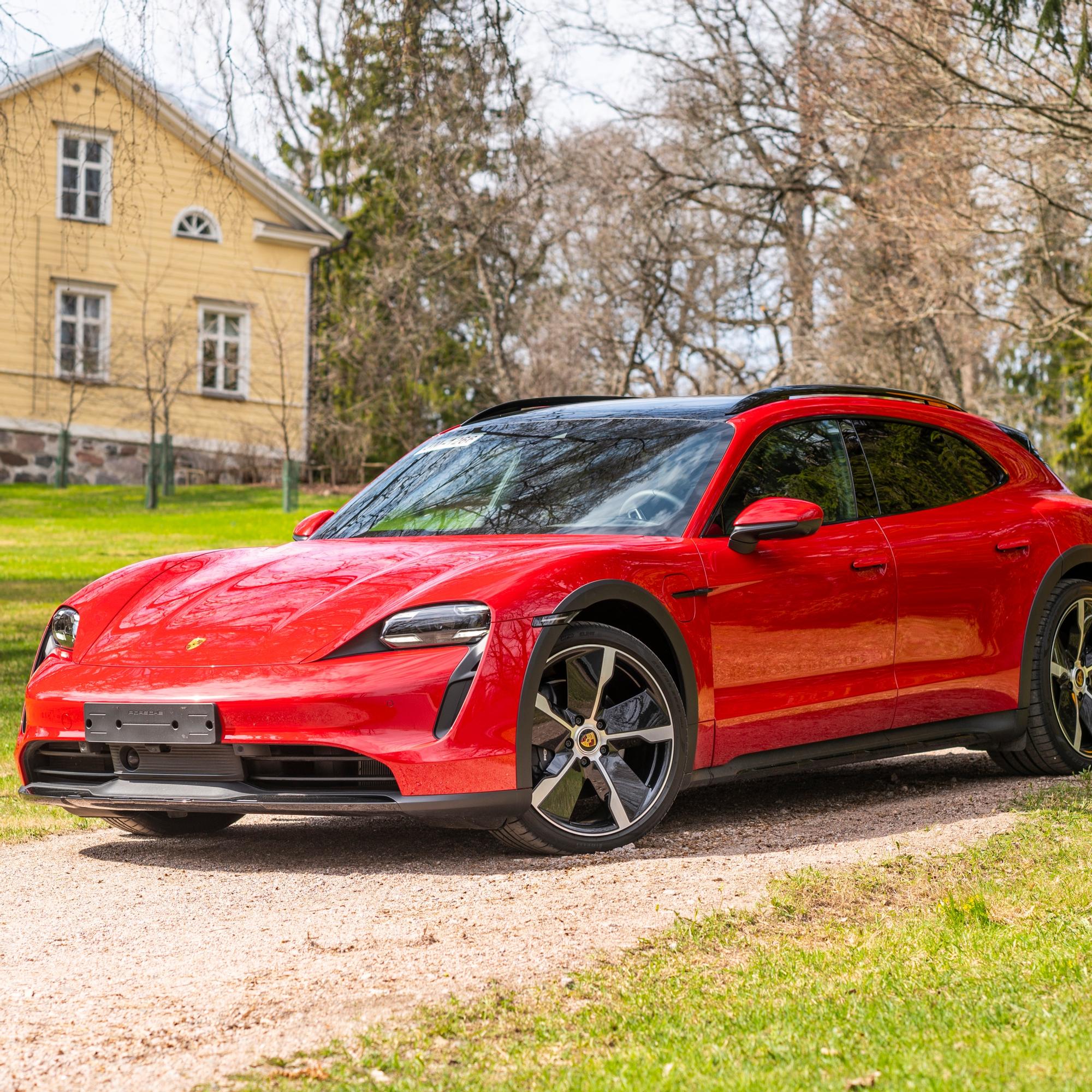 Täyssähköinen Porsche Taycan 4 Cross Turismo tekee iloiseksi – Farmari pariskunnille ja pienille perheille