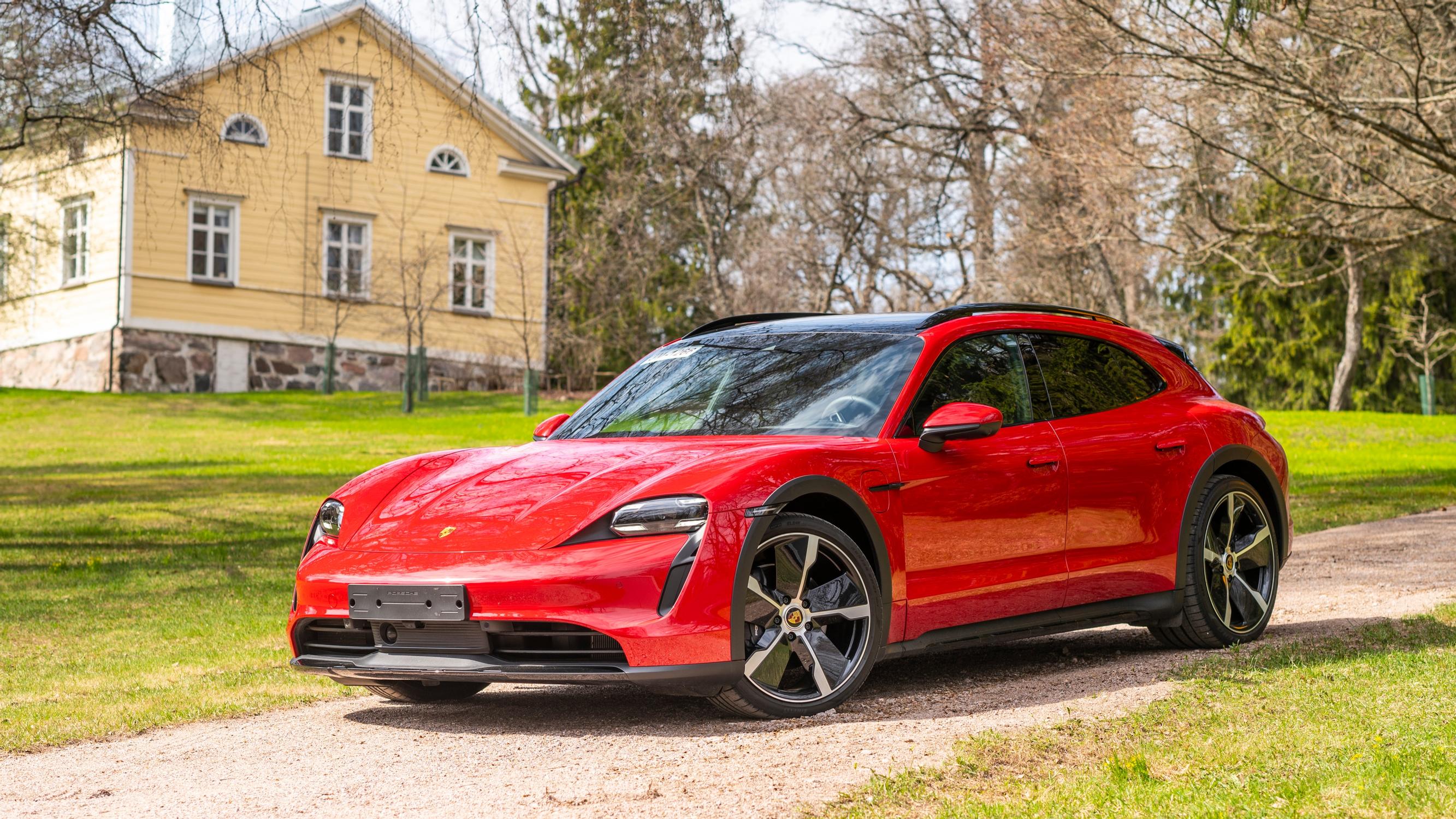 Täyssähköinen Porsche Taycan 4 Cross Turismo tekee iloiseksi – Farmari pariskunnille ja pienille perheille