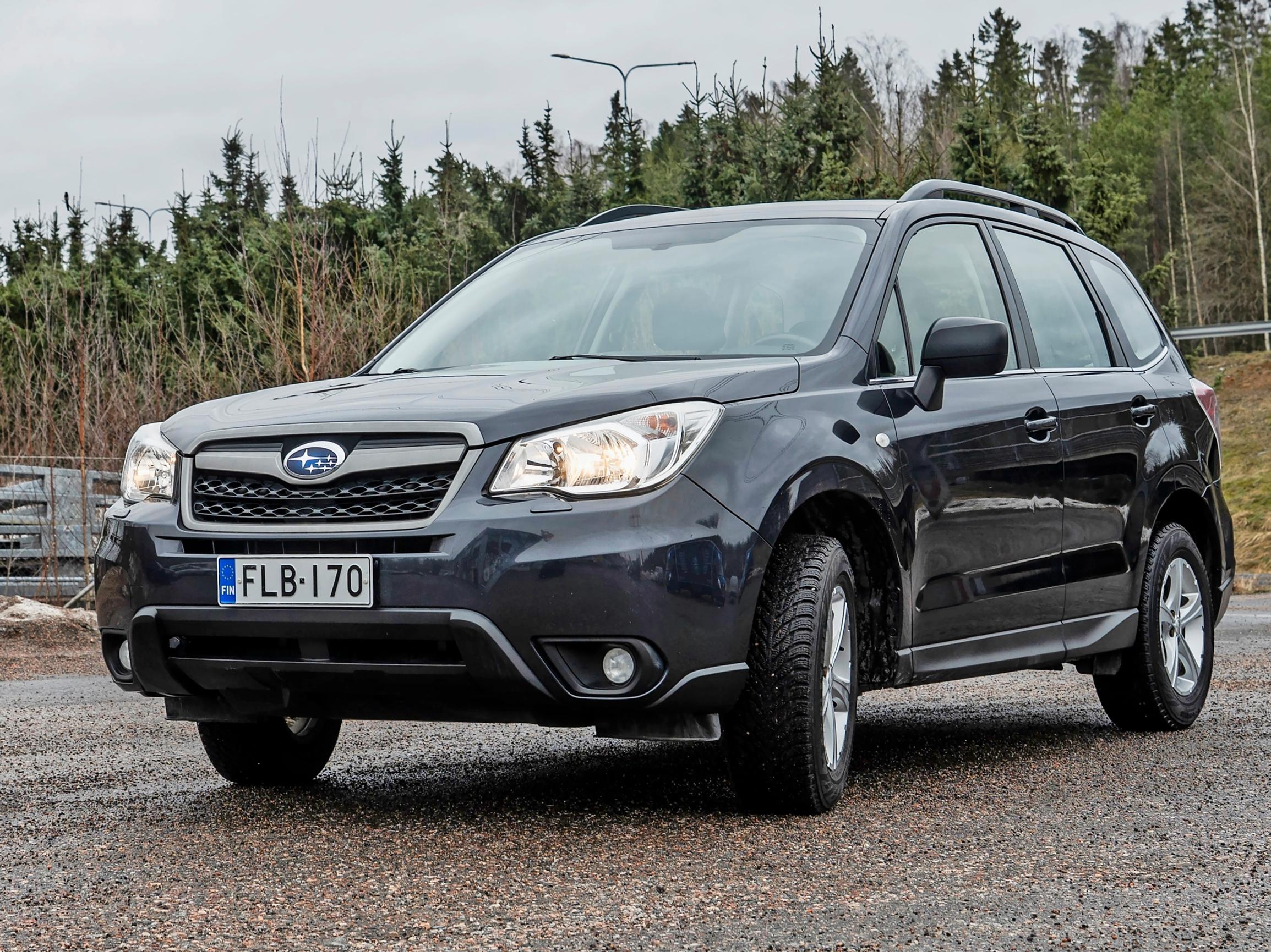 Subaru Forester 2.0 X 6MT vm. 2013 – Bokseri laulaa hänelle, joka liikkuu päällystämättömillä teillä ja syrjäkylien tanhuvilla