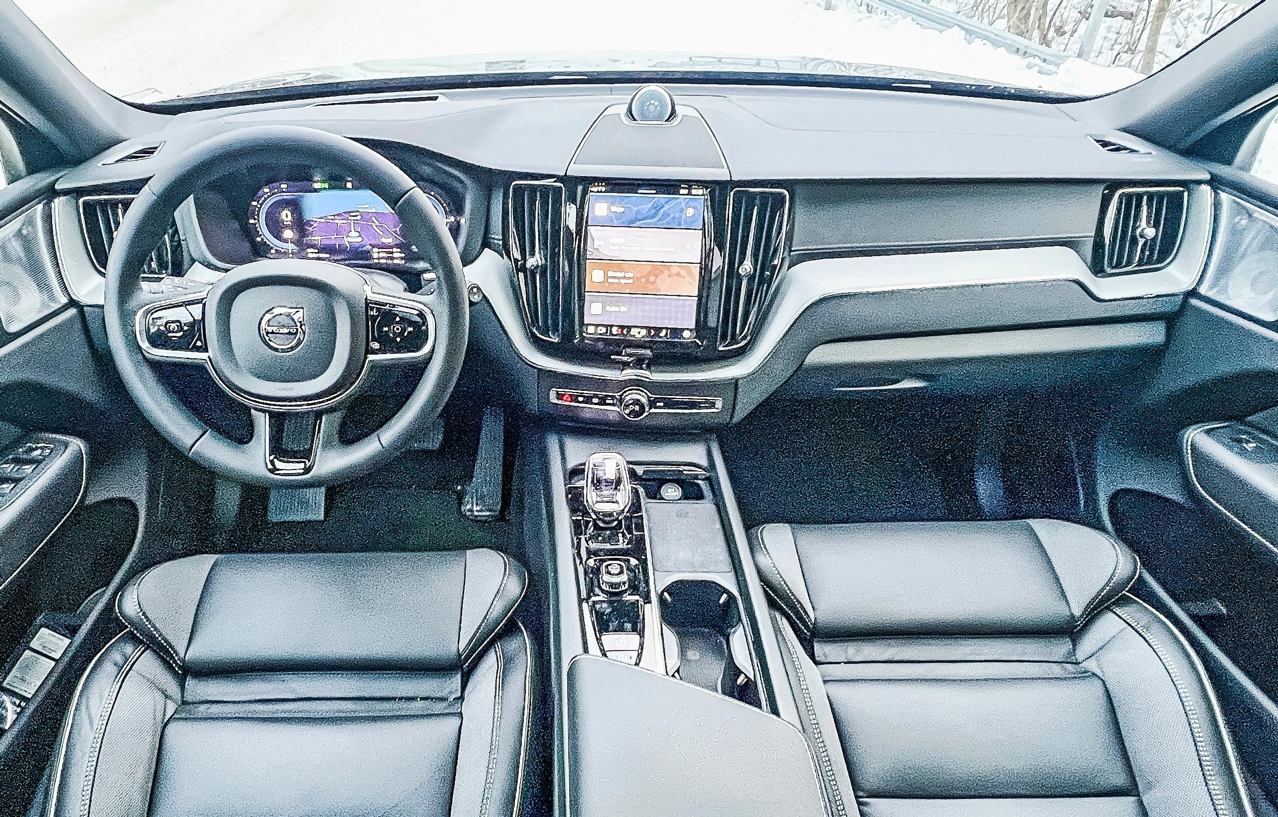 Uudistetun Volvo XC60:n ohjaamo on Volvolle tyypilliseen tapaan skandinaavisen selkeä.