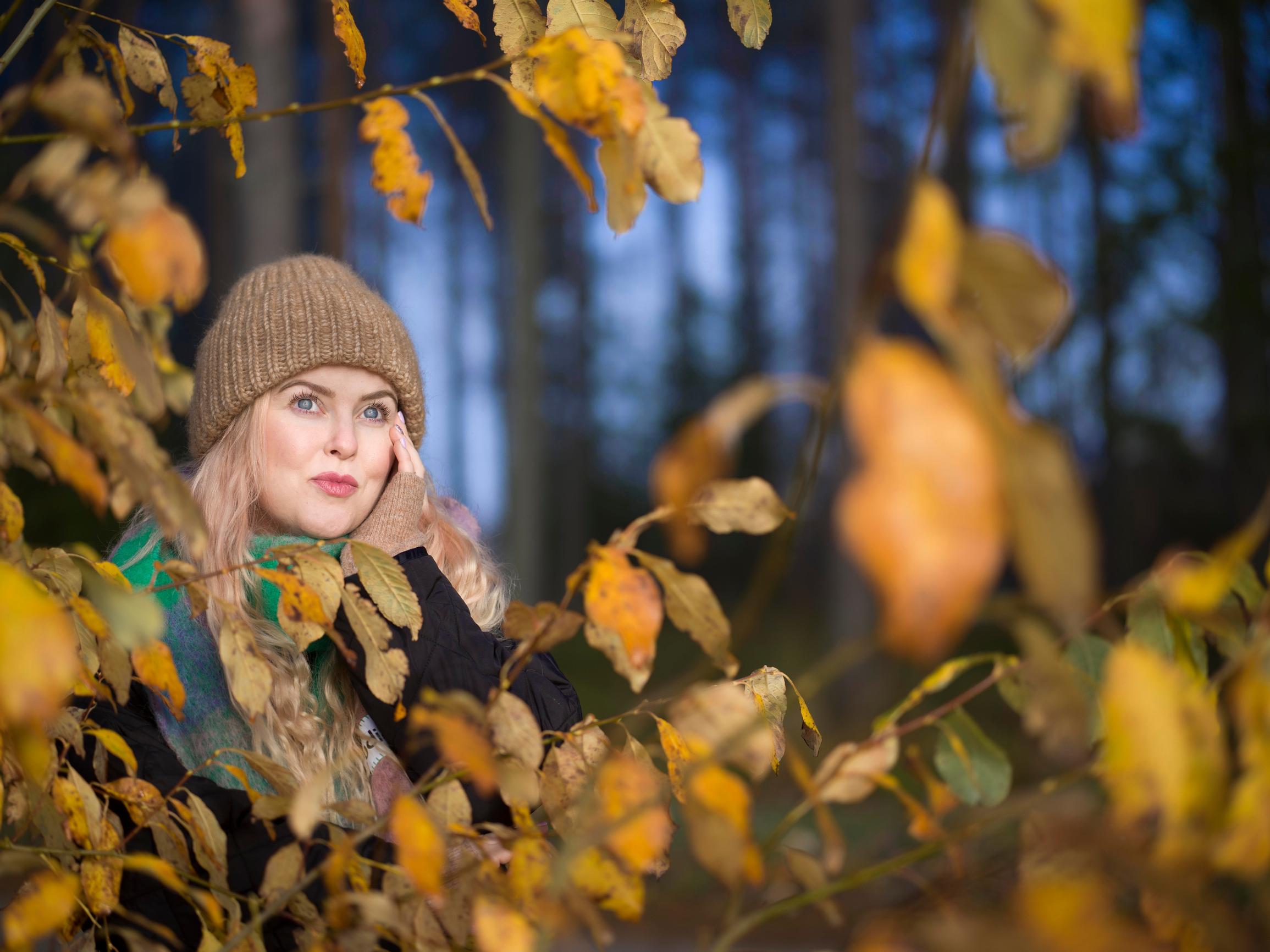 Ellinoora ruskan keskellä.