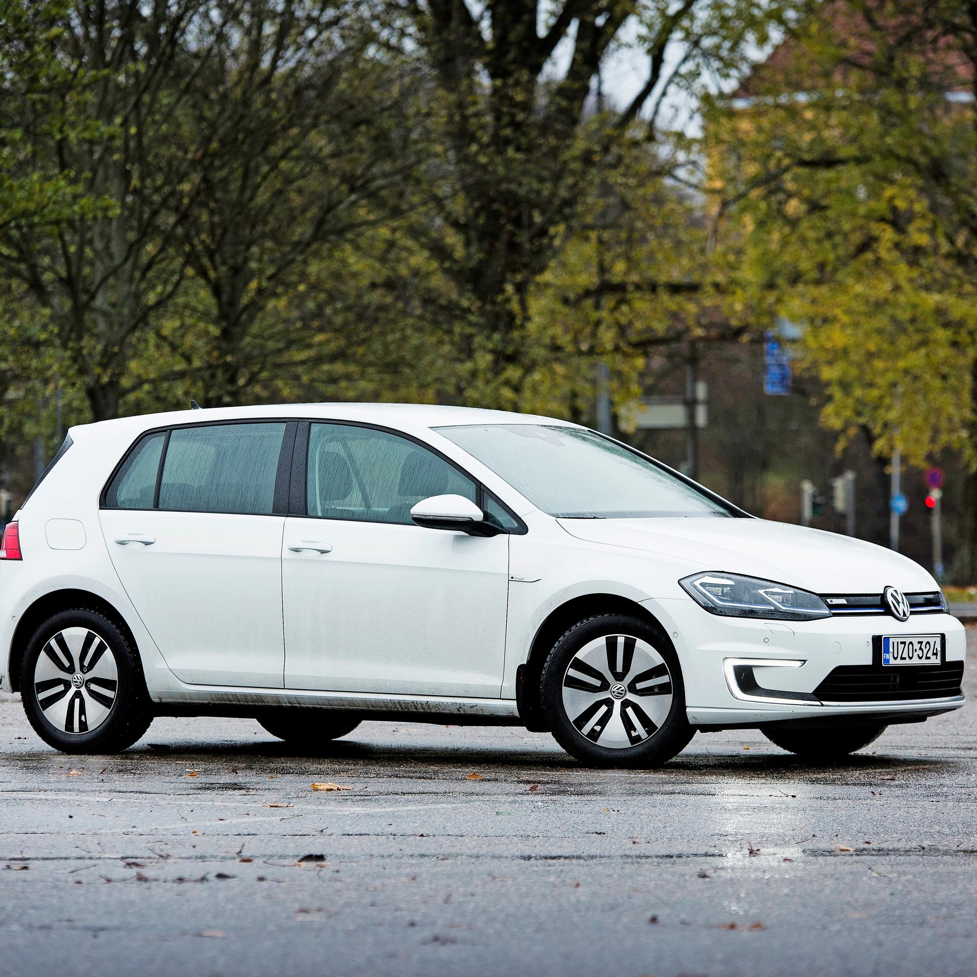 Käytetty sähköauto Volkswagen e-Golf vm. 2014–2016 – Mukava mutta pieniakkuinen