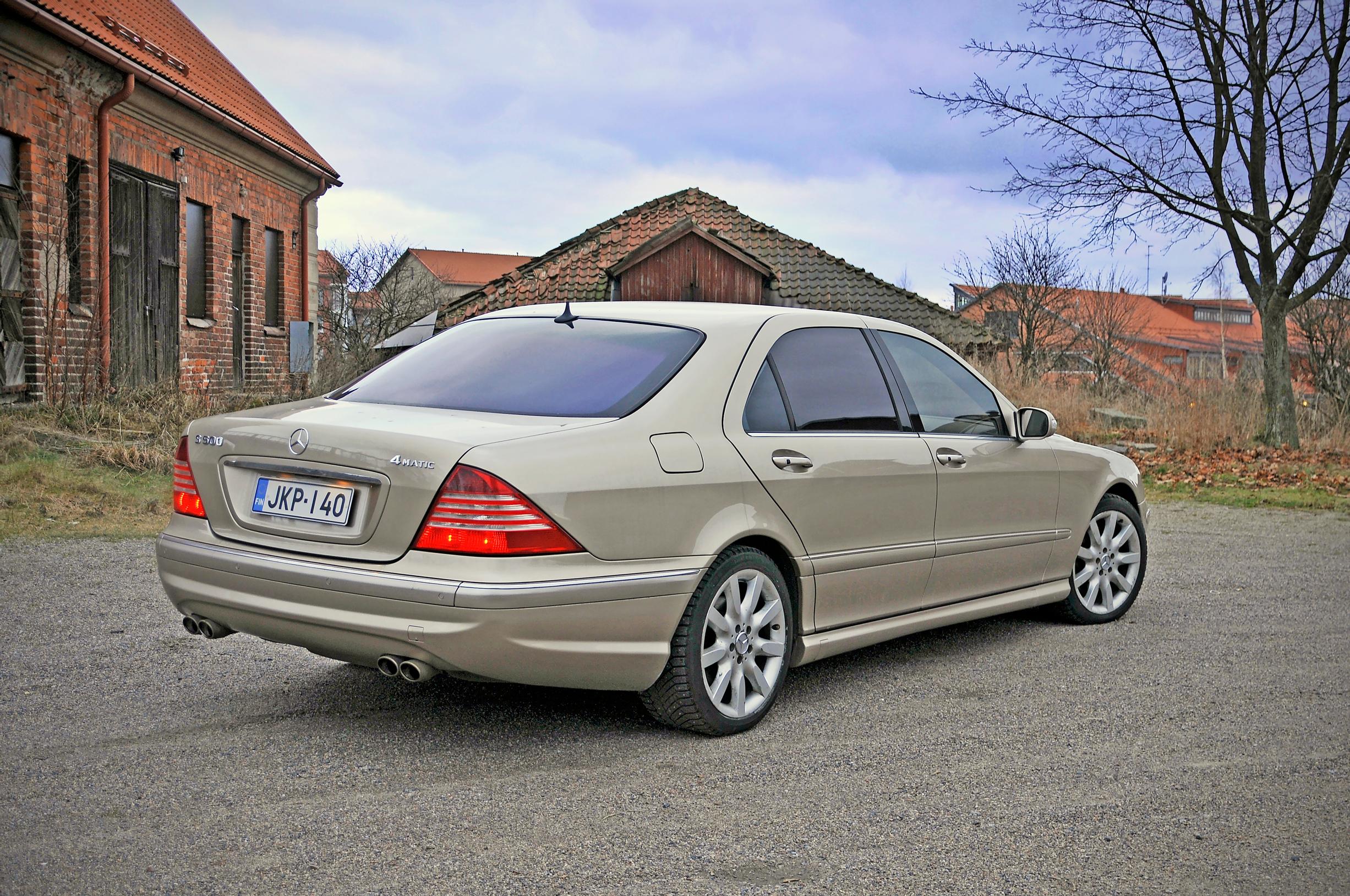 Mercedes-Benz S-sarjan 1999-2005 korityyppi W220 on ajattomasti muotoiltu sedan, joka on ikääntynyt ilmeeltään arvokkaasti.