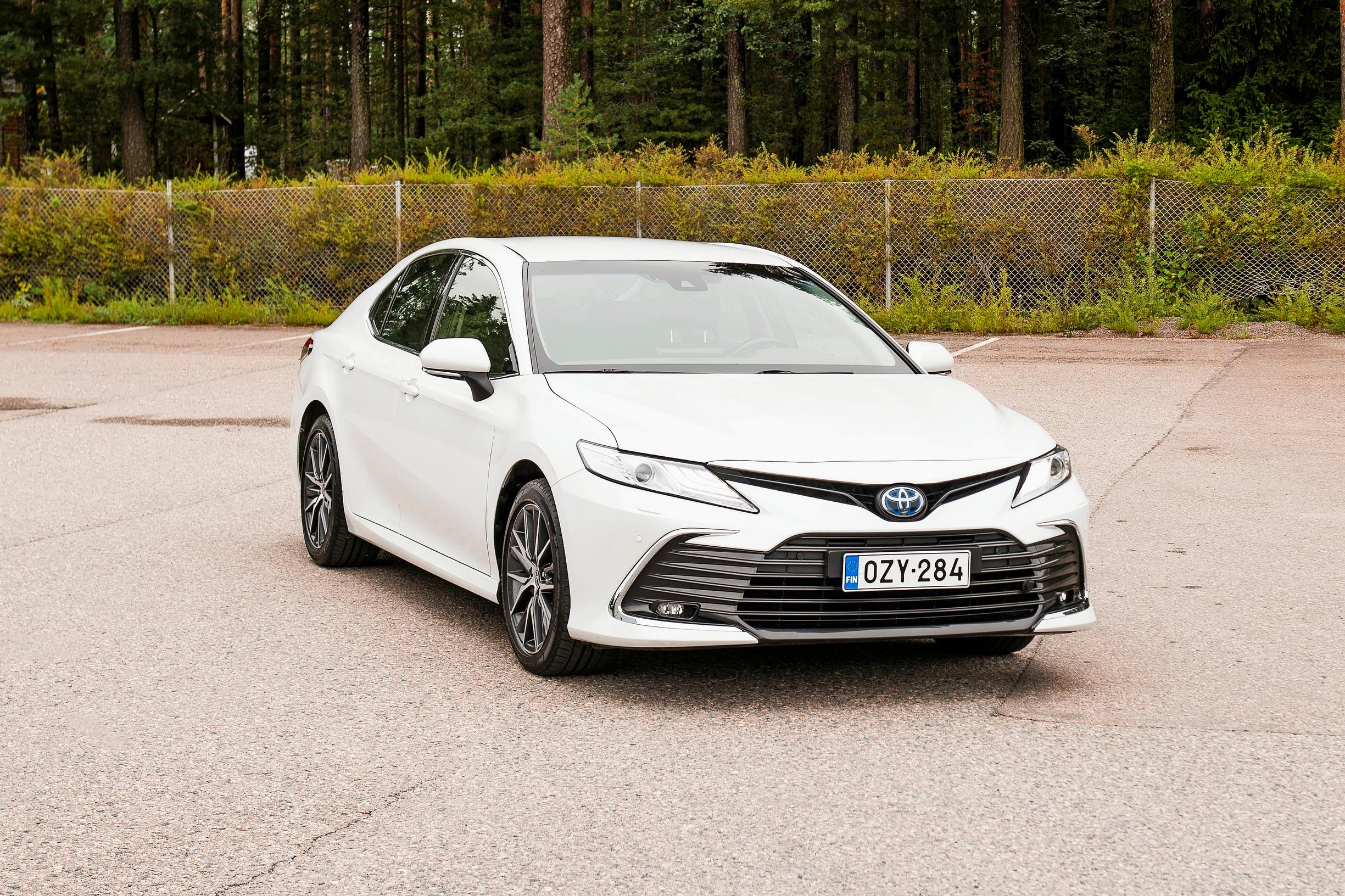 Toyota Camry vm. 2023 yllätti: Taksitaustasta huolimatta lähes uuden veroinen sedan