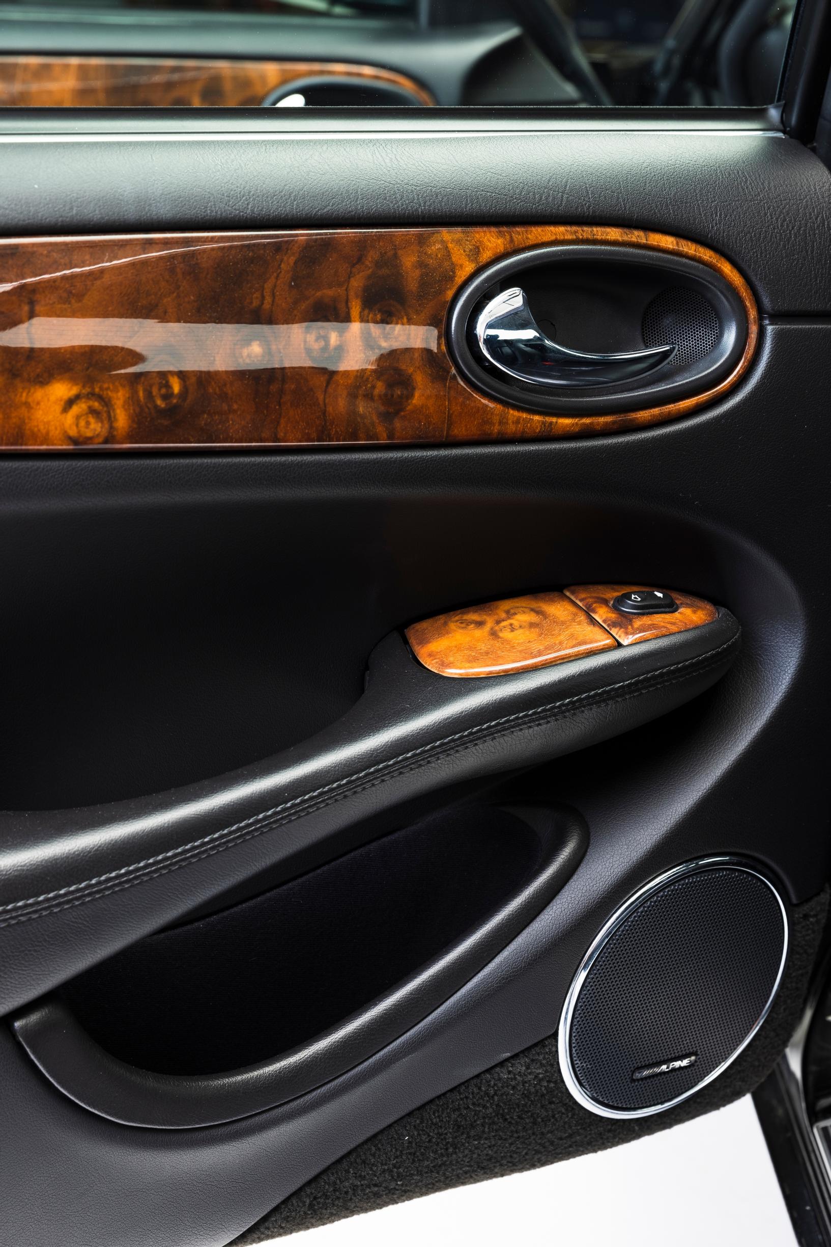 Jaguar XJR vm. 2000 oven sisäosa