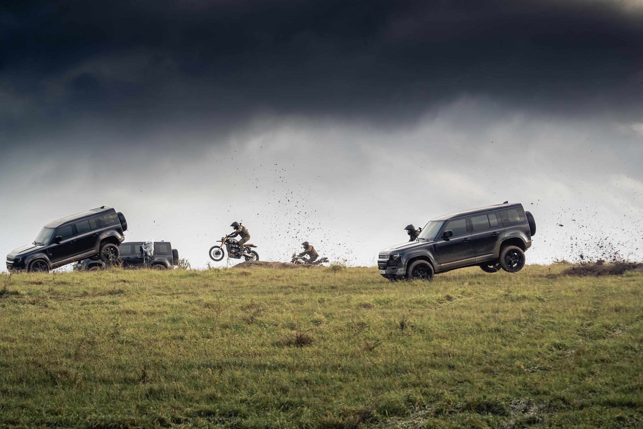 Katso video: tuleva Bond-leffa laittoi Land Rover Defenderin tiukoille