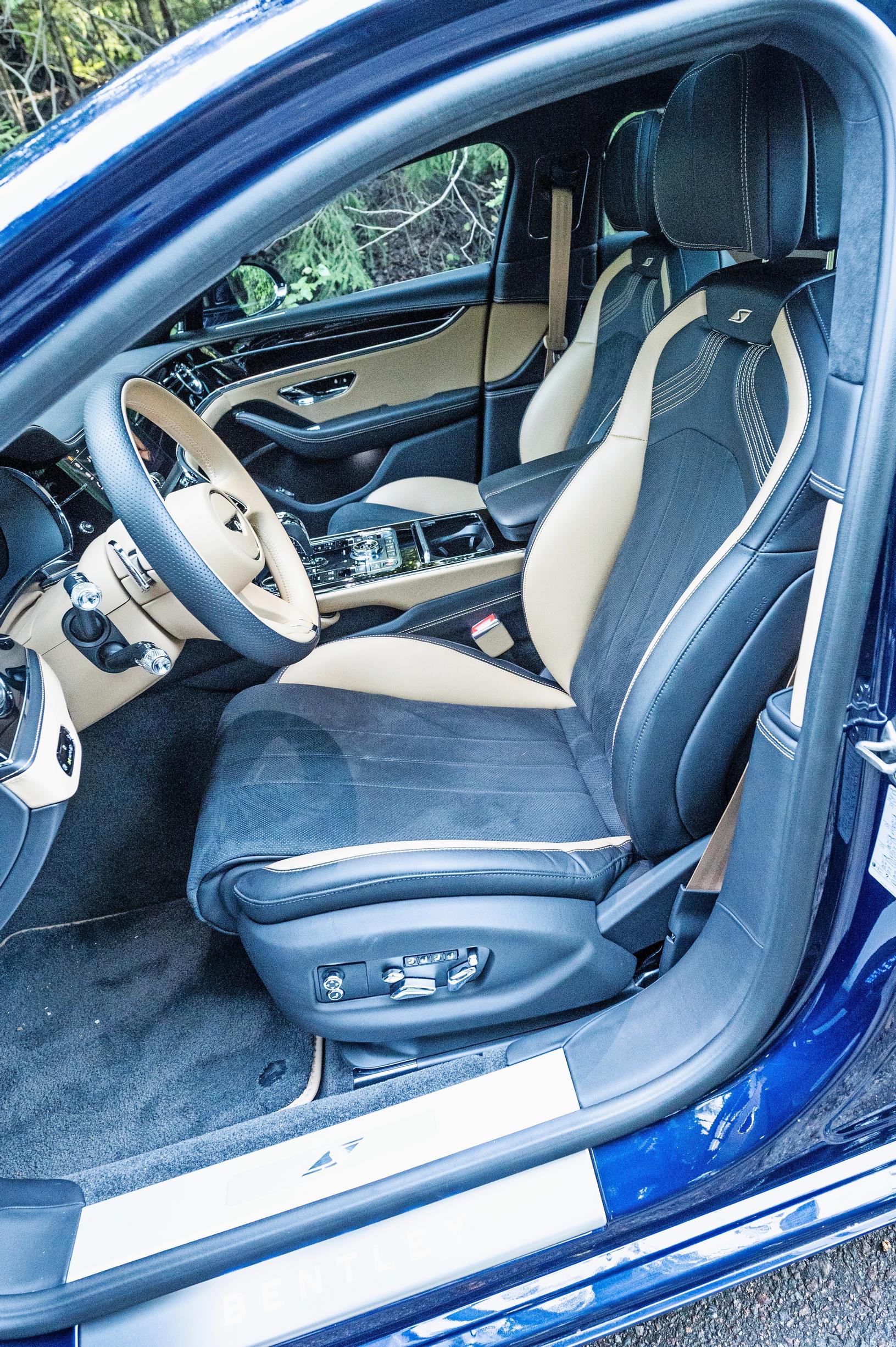 Bentley Flying Spur Hybridin kuljettajan paikalla on erinomaiset oltavat ja ohjaamoergonomia toimivaa kaikin puolin. Tilaa riittää pitkällekin kuljettajalle.