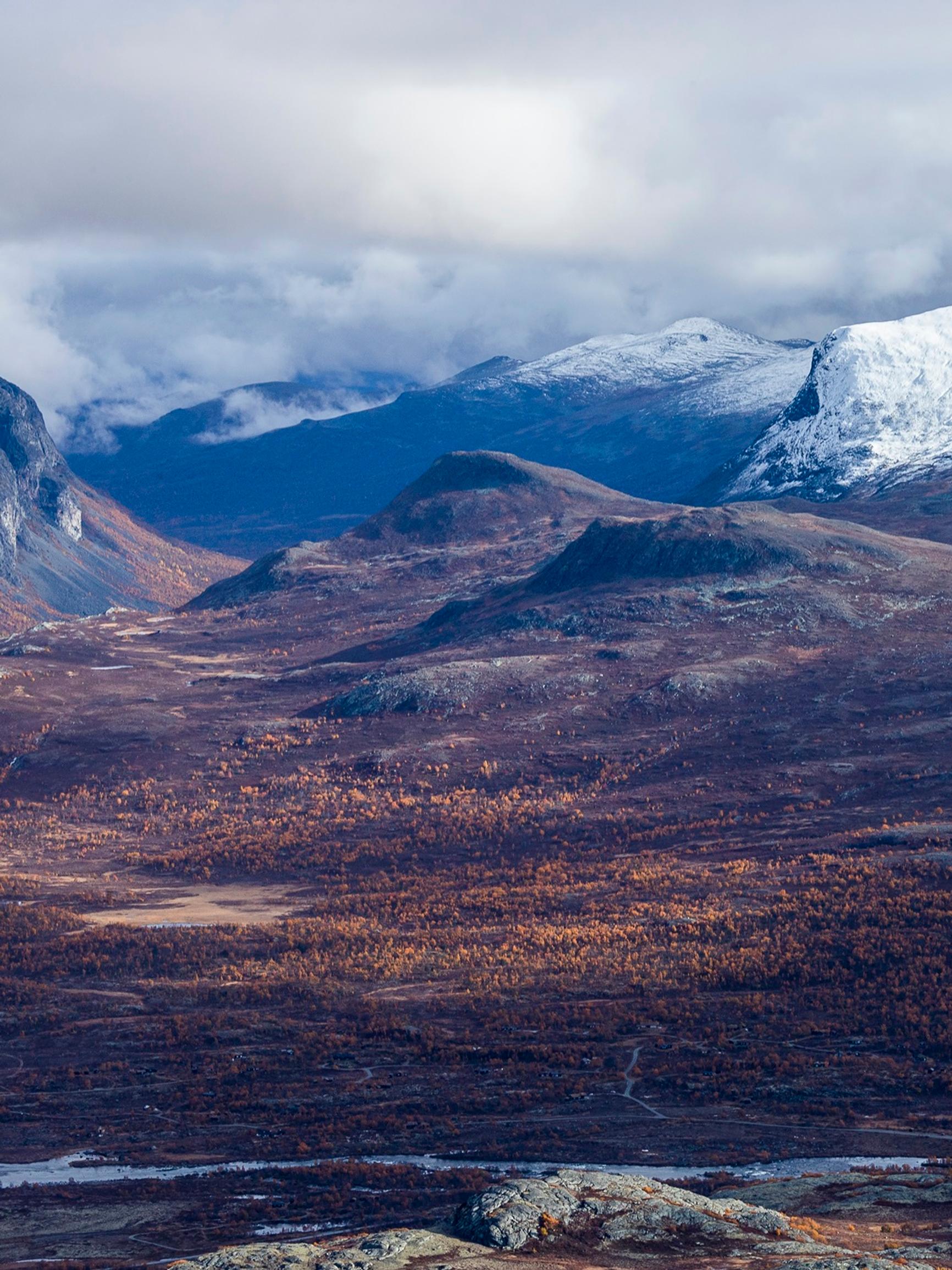 ”Näitä maisemia kannattaa tulla katsomaan” – Jotunheimenin kansallispuistossa Norjassa kulkee yksi maailman hienoimmista patikointireiteistä