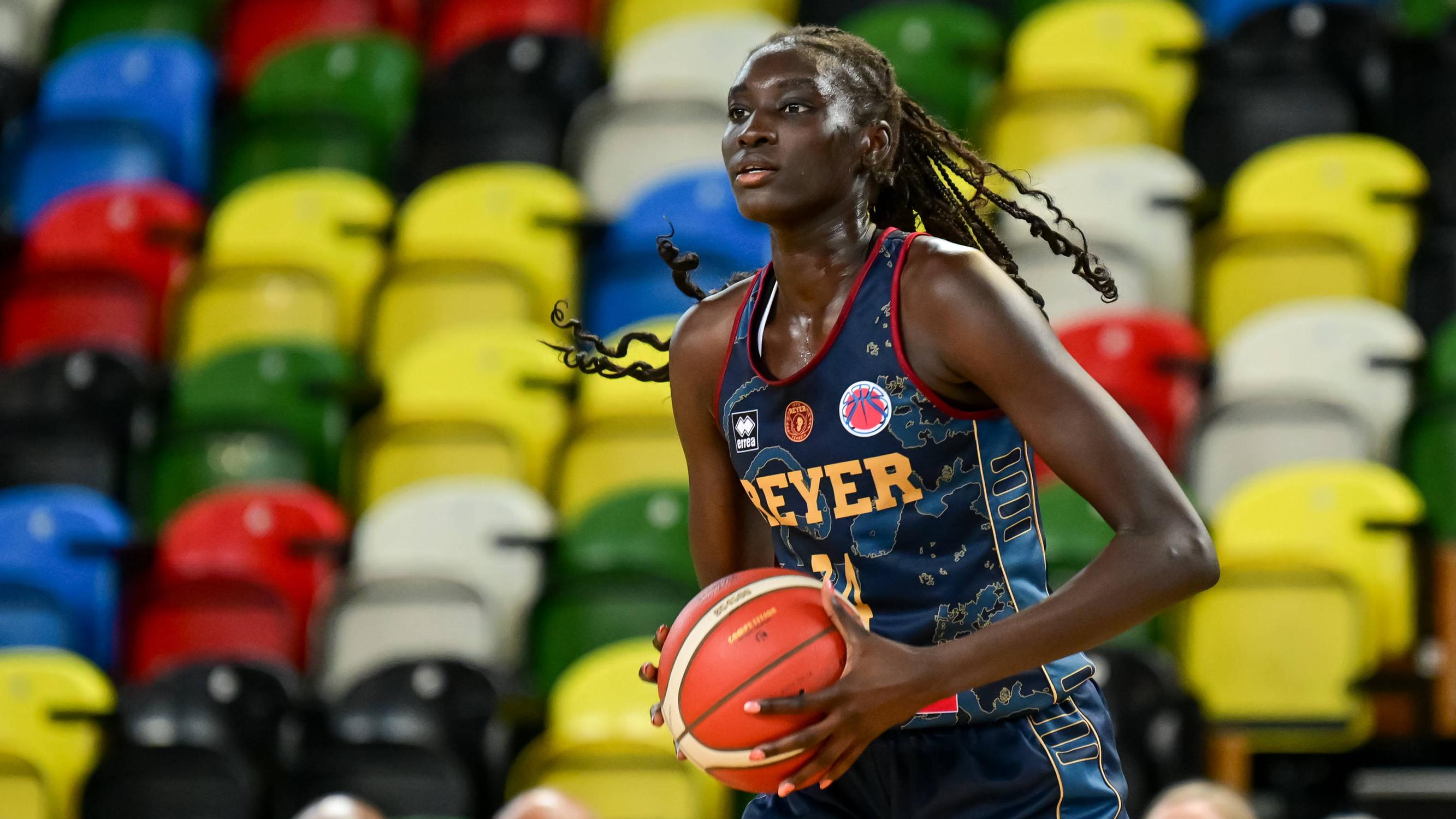 Mitä tapahtui kohutun ja hehkutetun Awak Kuierin WNBA-unelmalle? – ”Läpilyönnin tekeminen Amerikassa vaikeaa jatkossakin”