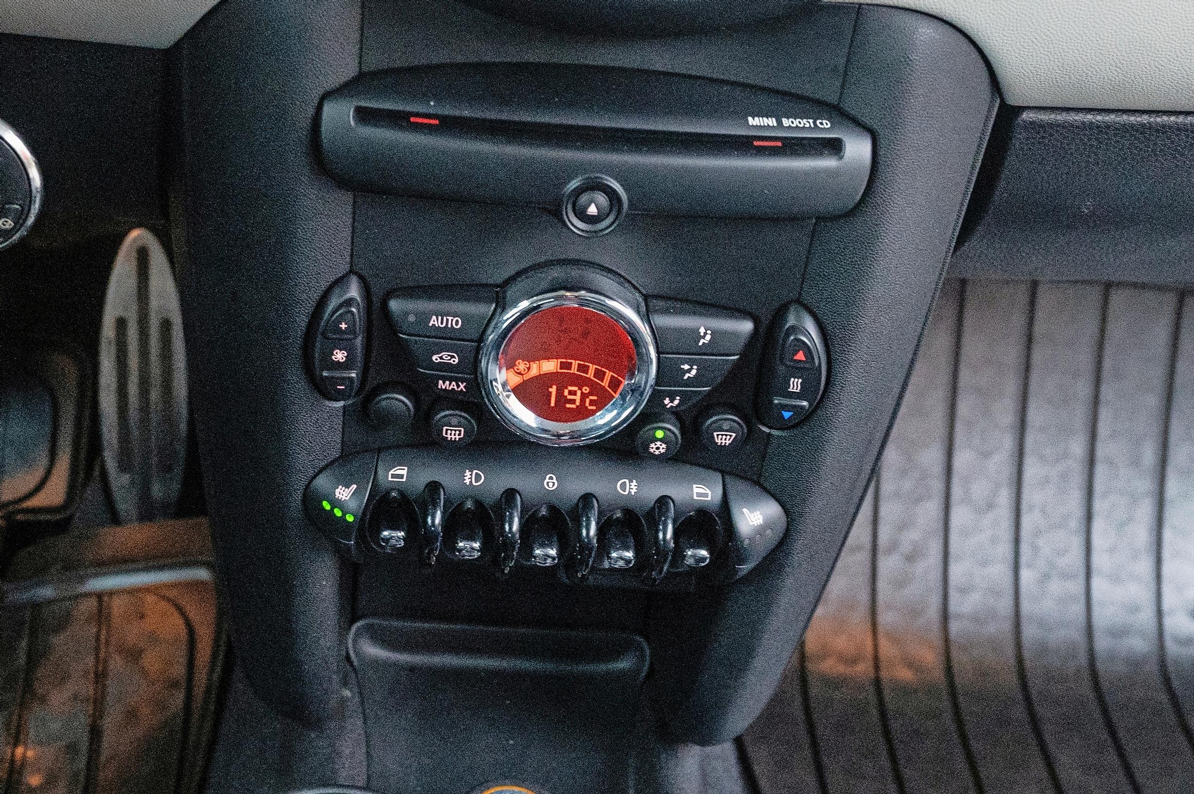Käytetty Mini Cooper Clubman vm. 2013: Ohjaamo on täynnä hassuja yksityiskohtia
