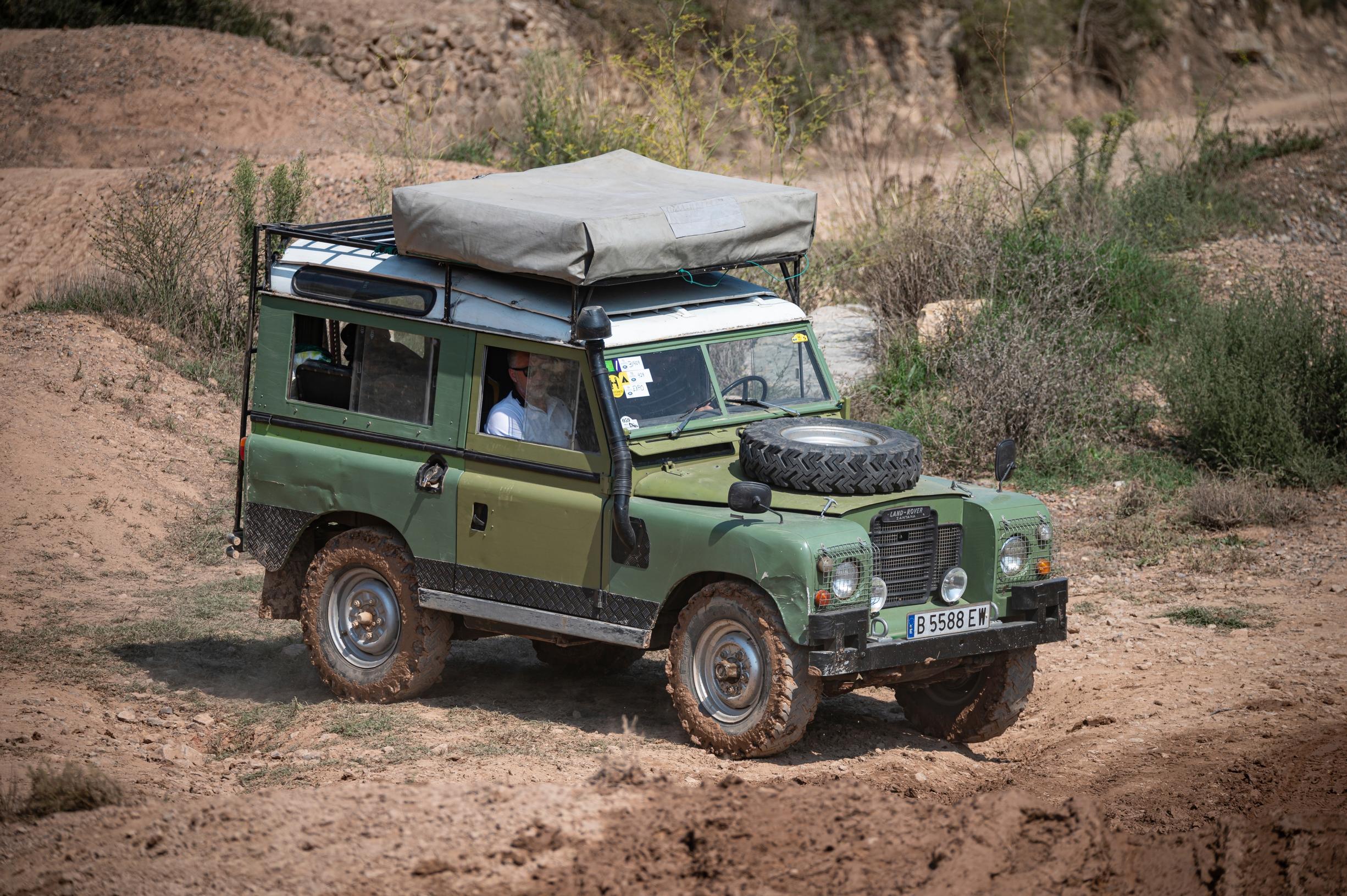 Land Rover. Vanha Lantikka on kauhea ajettava maantiellä, mutta ihan kunkku hiekkarannalla.