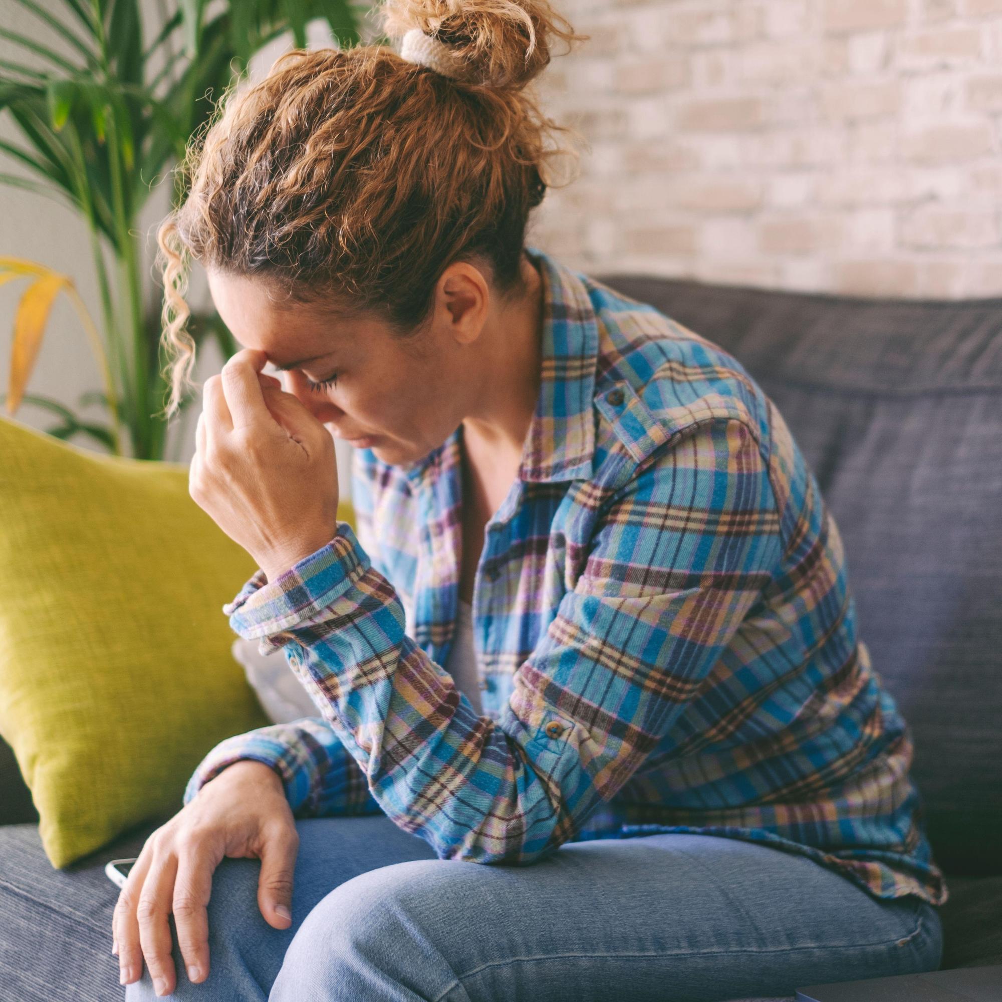 Päänsärkyä ja oksentelua on päivittäin, mutta tutkimuksissa ei ole löytynyt syytä – Mikä aiheuttaa oireet? Apu-klinikka vastaa