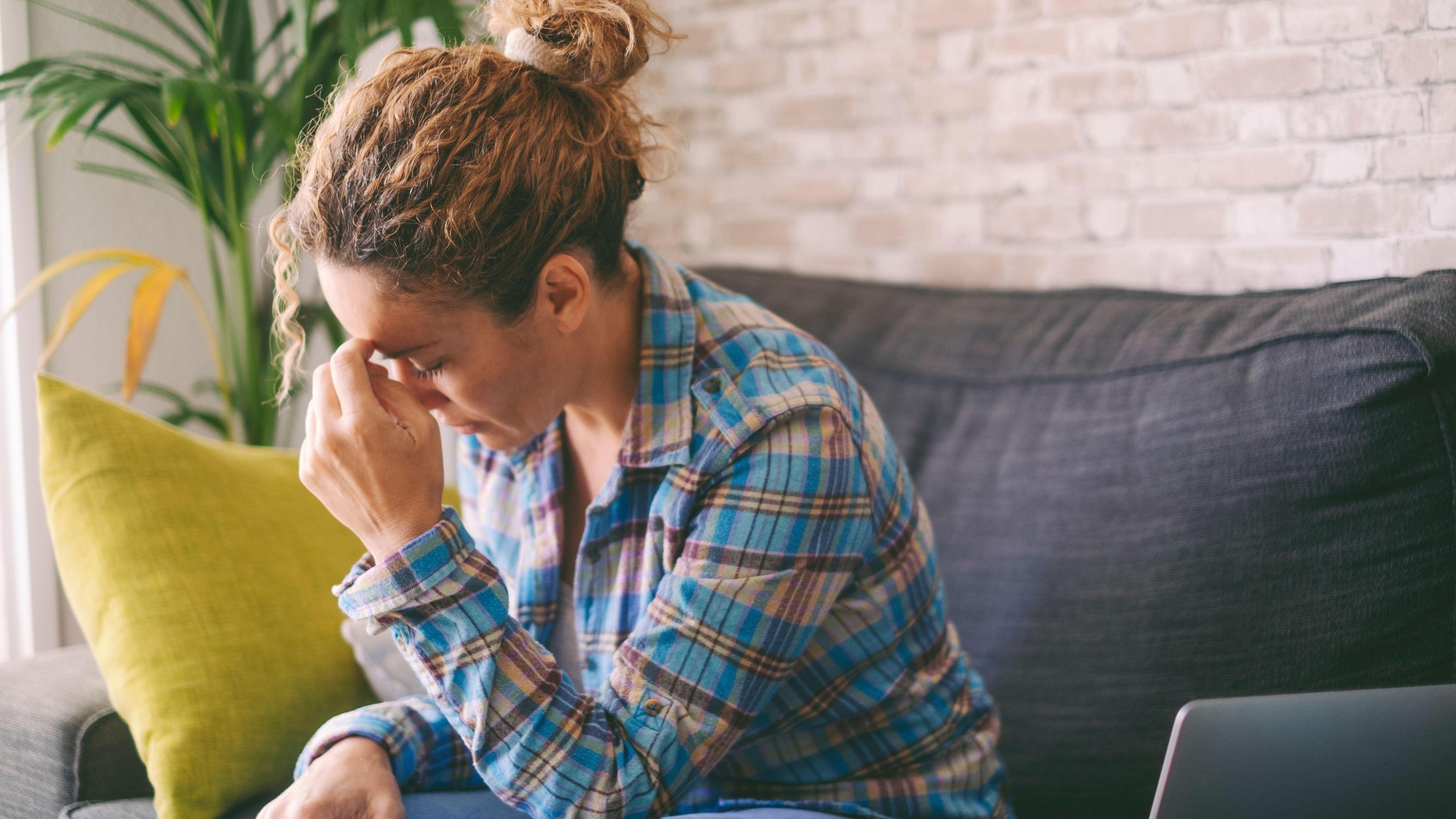 Päänsärkyä ja oksentelua on päivittäin, mutta tutkimuksissa ei ole löytynyt syytä – Mikä aiheuttaa oireet? Apu-klinikka vastaa