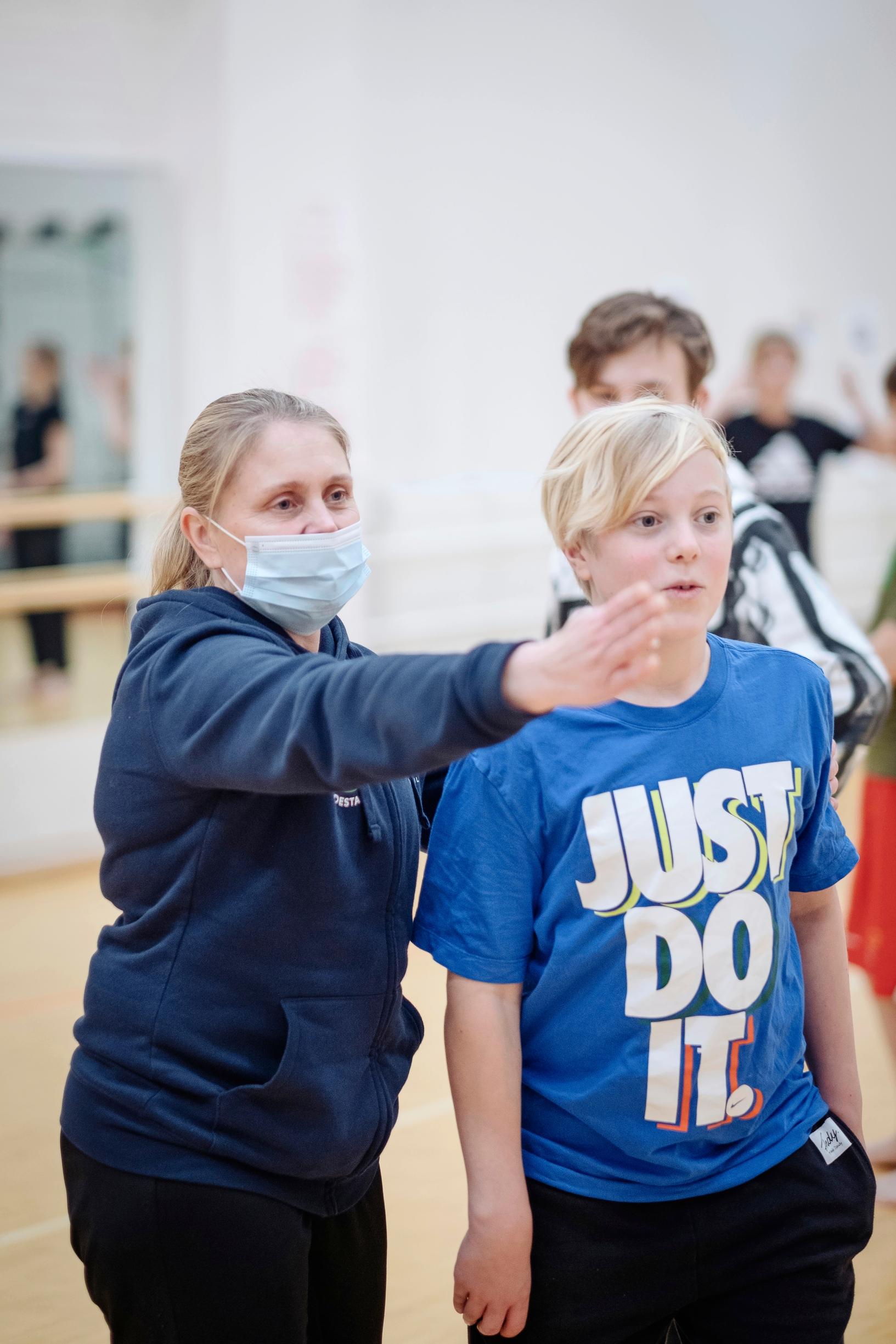 Tyttöjen ja poikien yhteinen liikuntatunti.