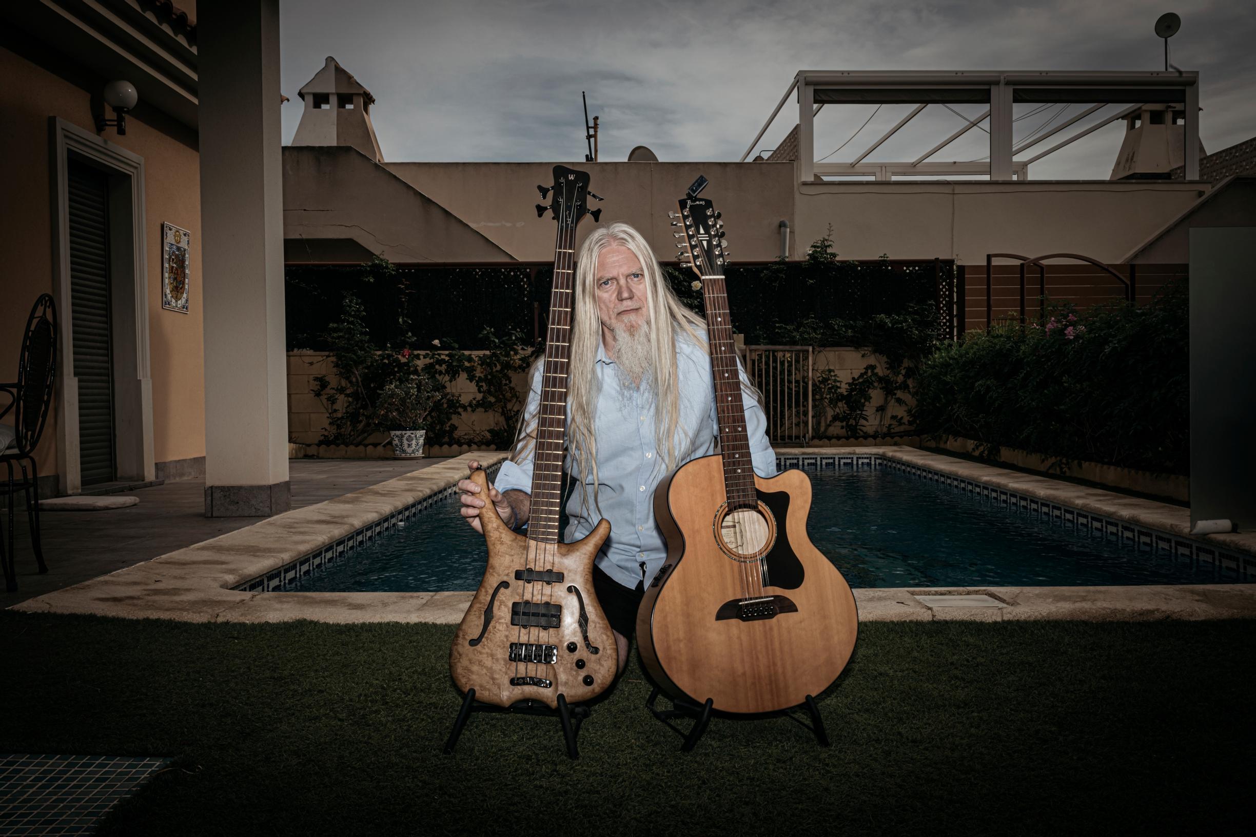 Marko Hietala soittaa ja laulaa joka päivä. Uutta musiikkia on tarkoitus julkaista jo talven aikana.