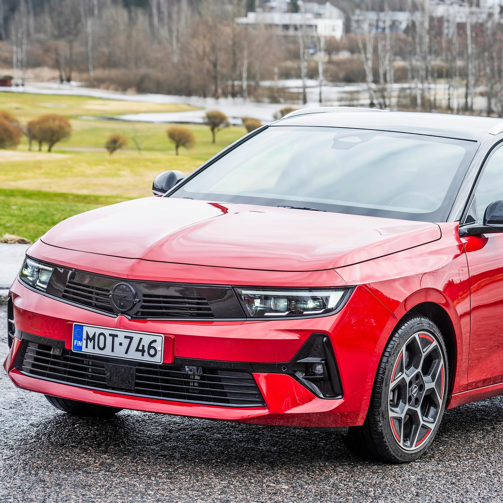 Opel Astra – GS-varusteinen lataushybridi on yläkanttiin hinnoiteltu kodin yleiskone – farkkumallien hinnat alkavat jo 30 tonnista