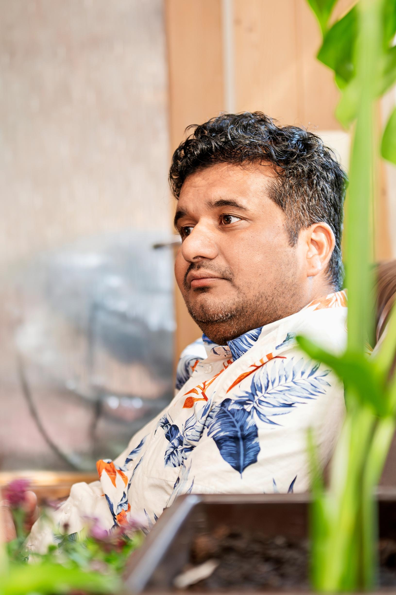 Saroj sanoo, että hänen elämäntapansa on puoliksi suomalainen ja puoliksi nepalilainen.