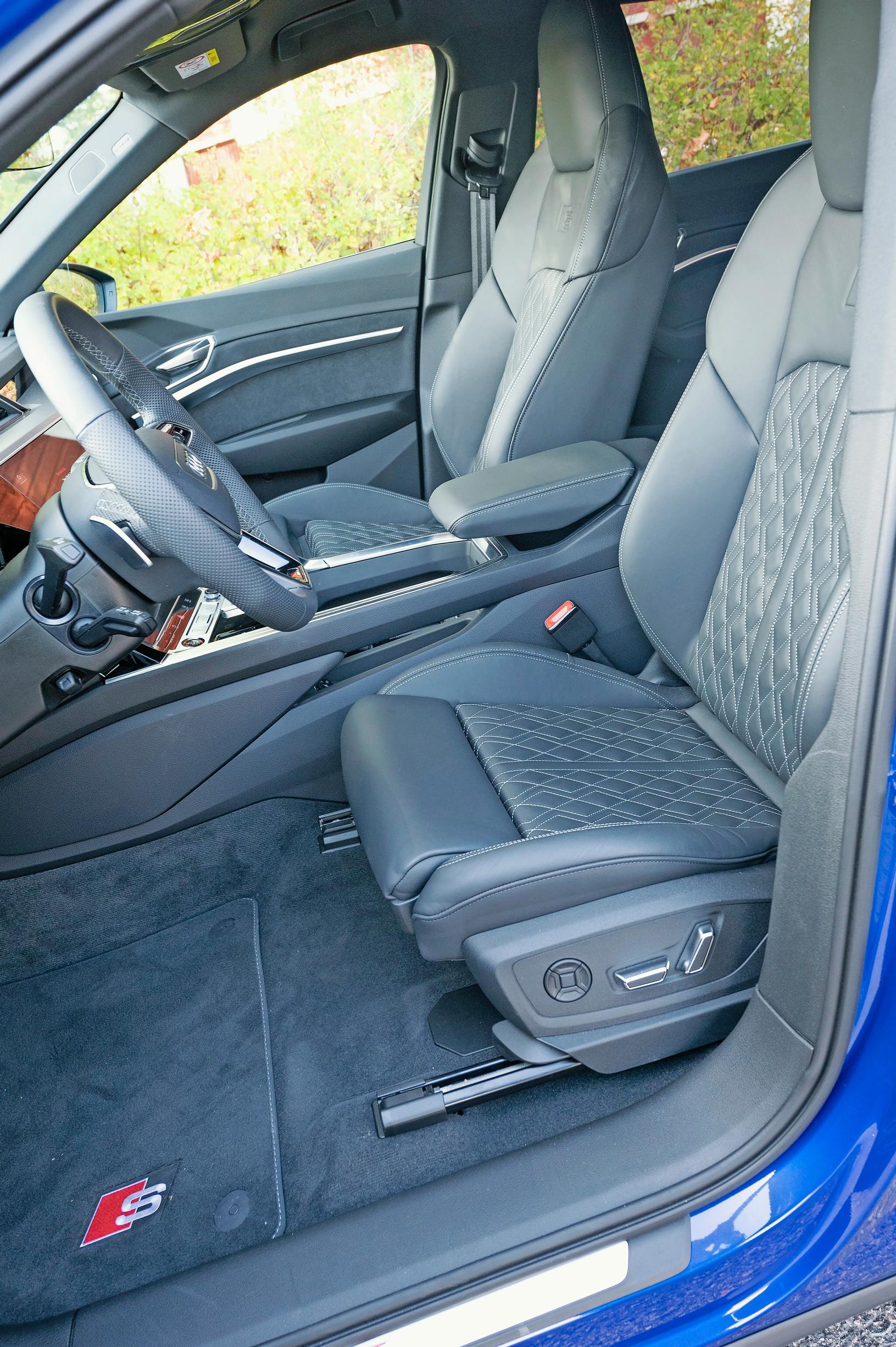 Audi SQ8:n etupenkillä on juhlavat oltavat.