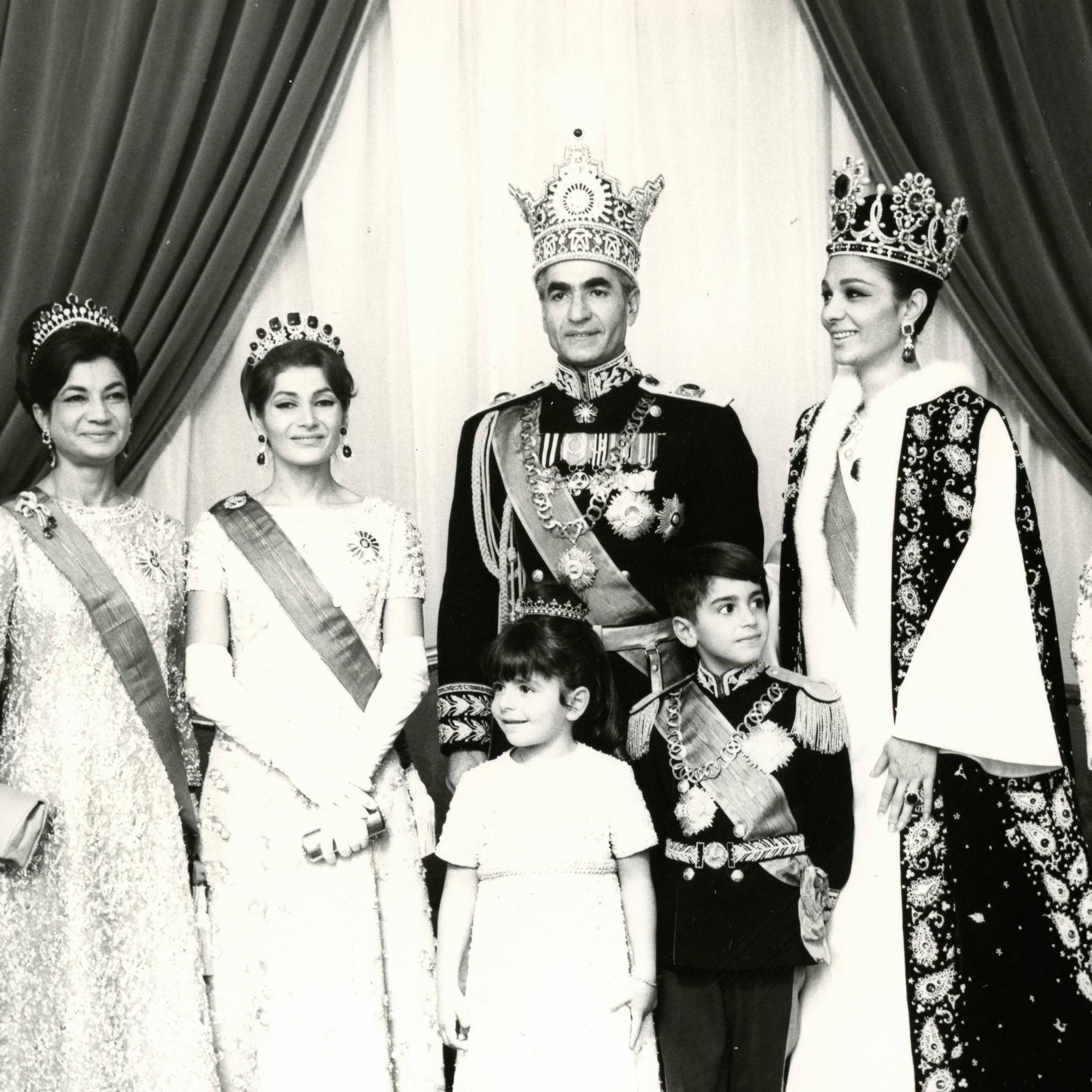 ”Suahi tulloo!” – Persian shaahin vierailu sekoitti Suomen 50 vuotta sitten – Apu raportoi: Erkki Tuomioja ja Ilkka Taipale putkaan