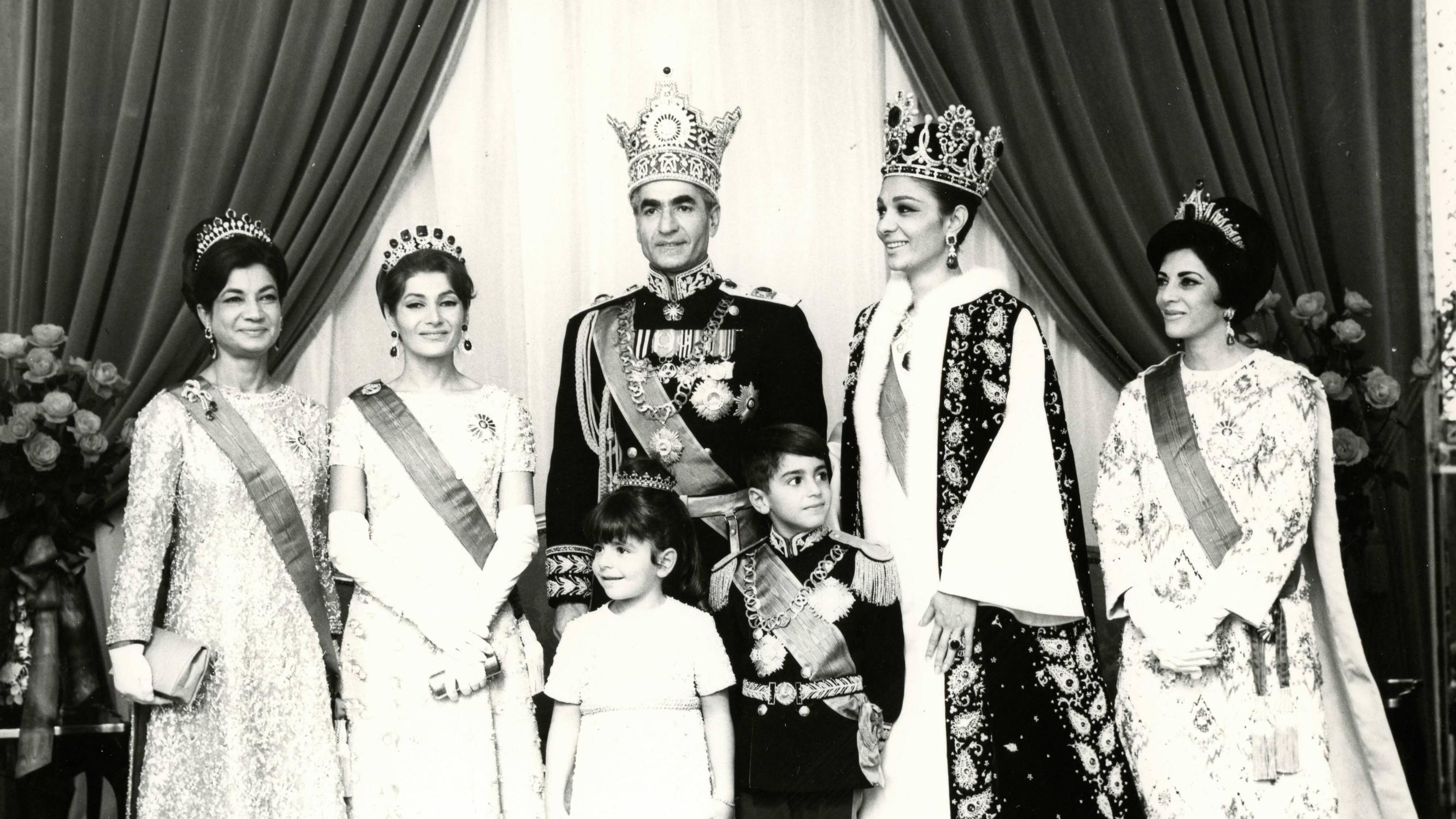 ”Suahi tulloo!” – Persian shaahin vierailu sekoitti Suomen 50 vuotta sitten – Apu raportoi: Erkki Tuomioja ja Ilkka Taipale putkaan