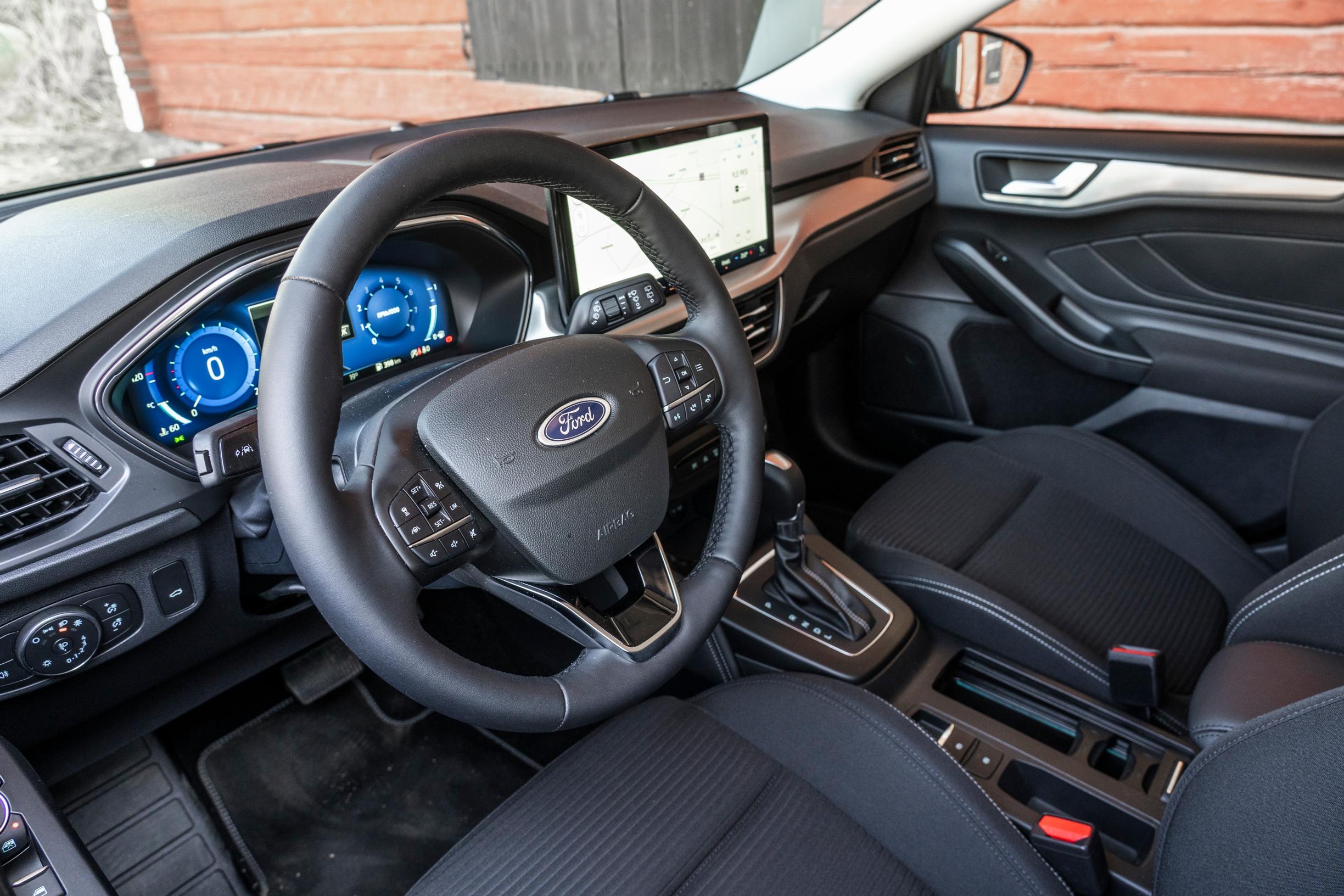 Ford Focus Wagon Titanium 1.0 EcoBoost Hybrid Flexifuel Powershift 125 hv ohjaamo
