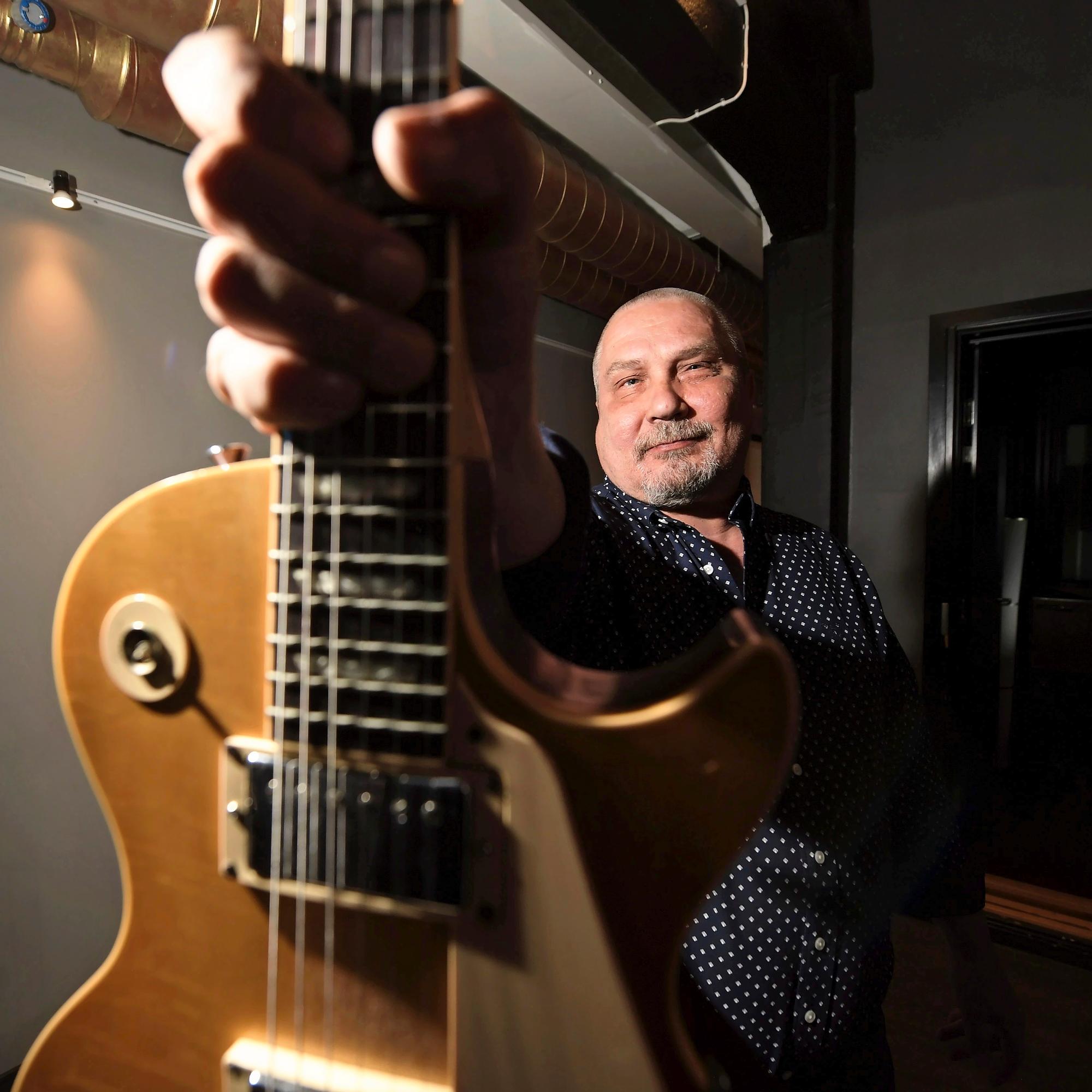 Risto Asikainen täyttää 65 ja haukkuu tv:n laulukilpailut lyttyyn: ”Formaateissa käännellään tuoleja, ja artistin naama ratkaisee enemmän”